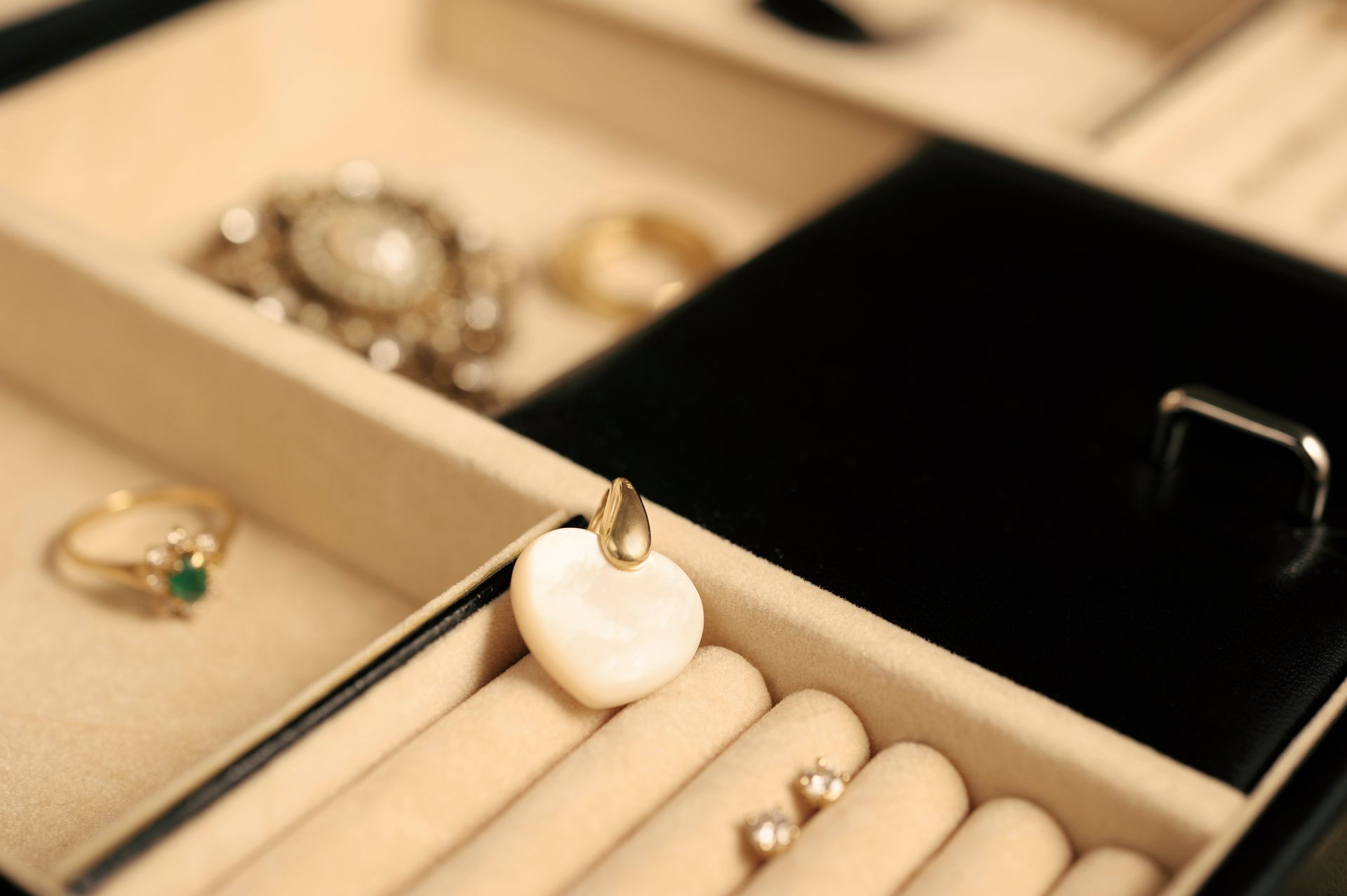 Cœur en nacre et autres bijoux dans un coffret