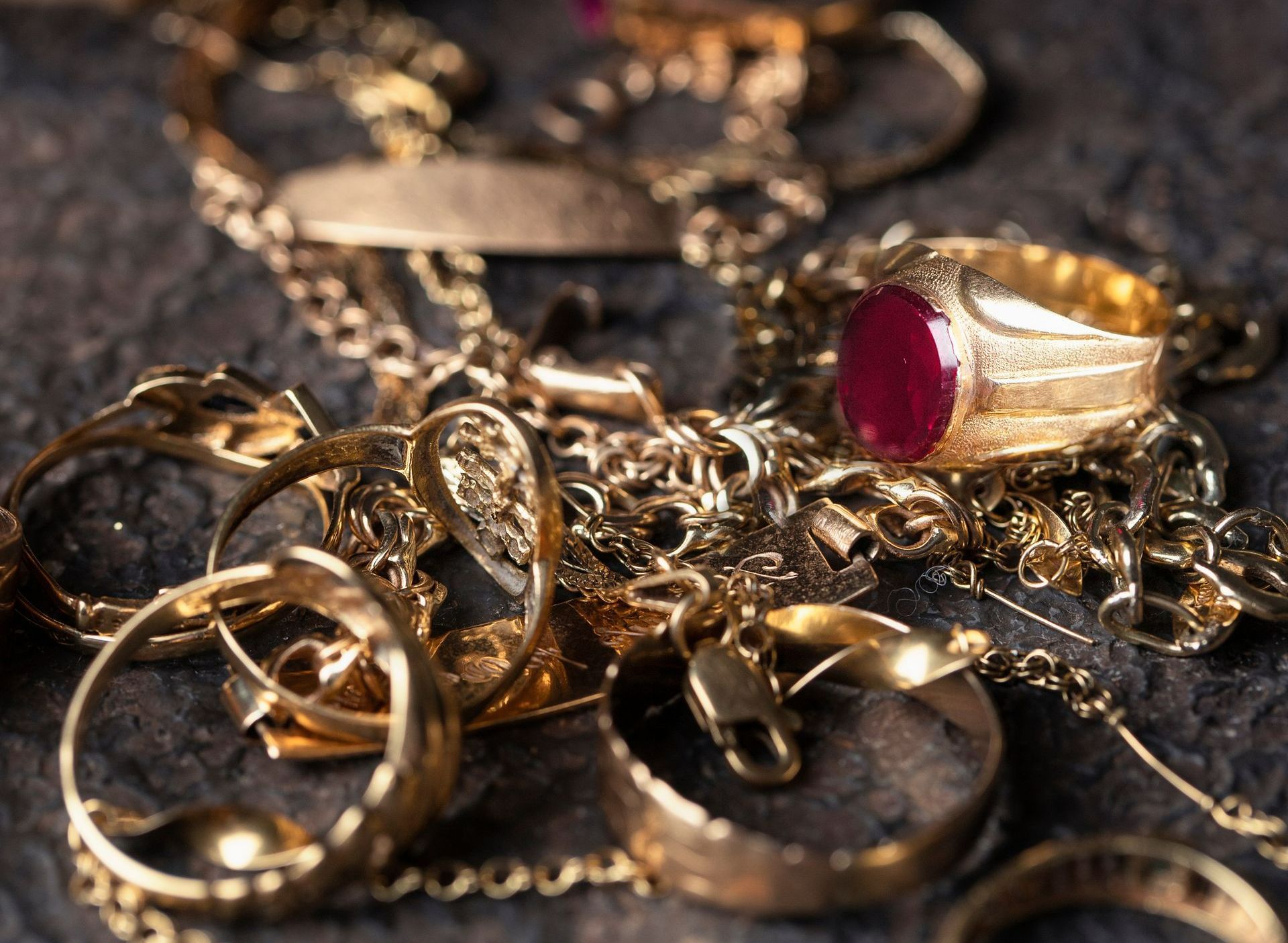 Tas de bijoux anciens en or