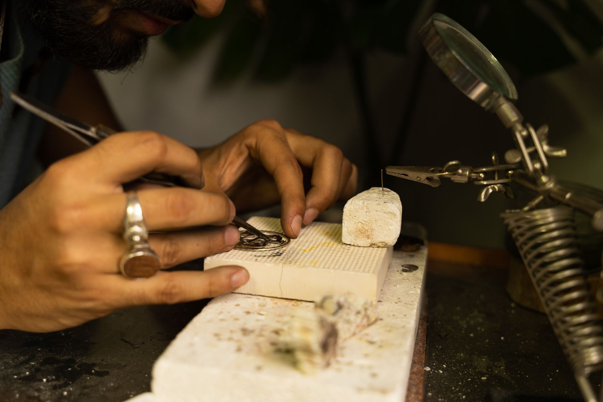 Restauration d'une médaille en argent