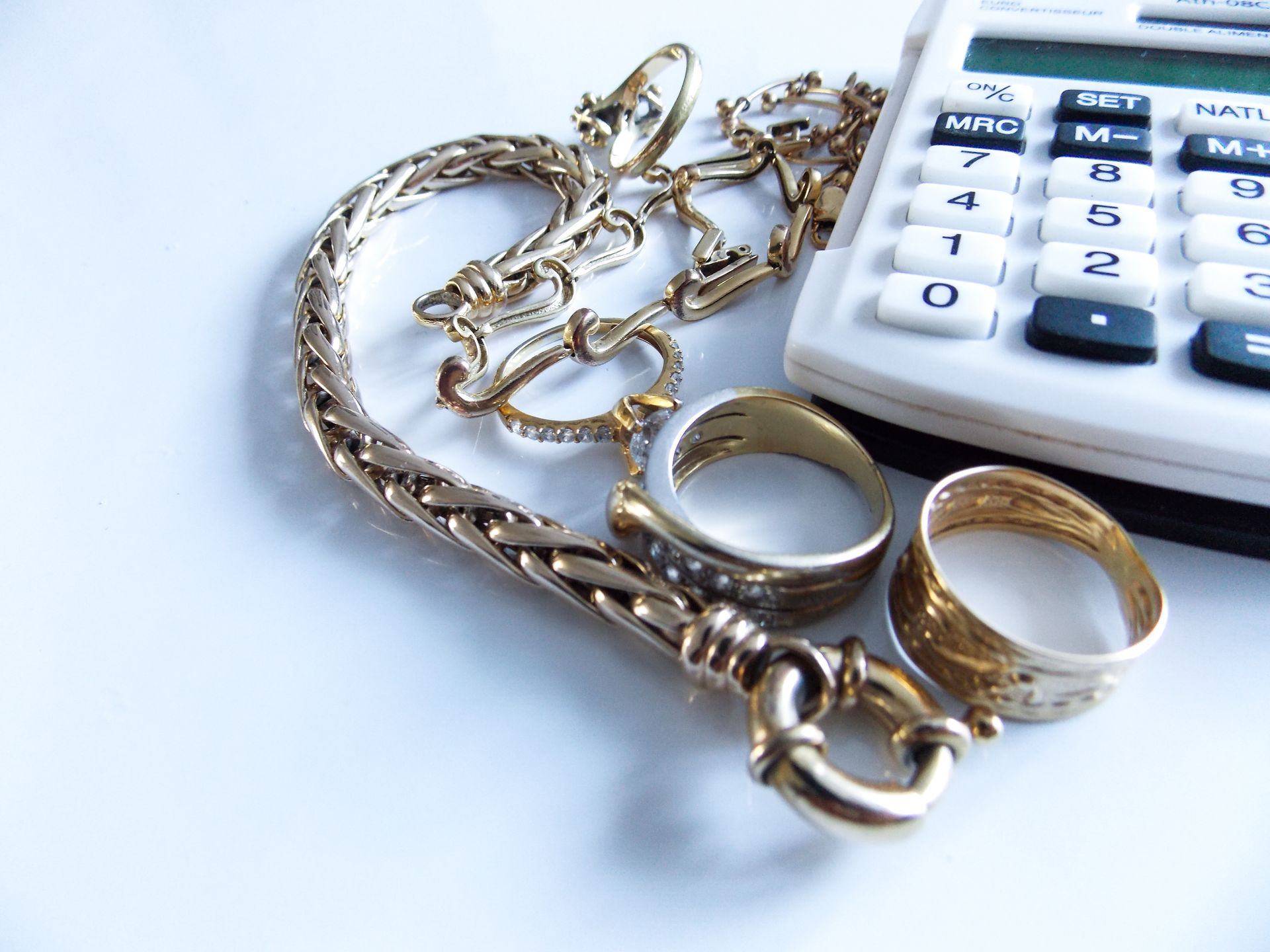 Bijoux anciens et une calculatrice
