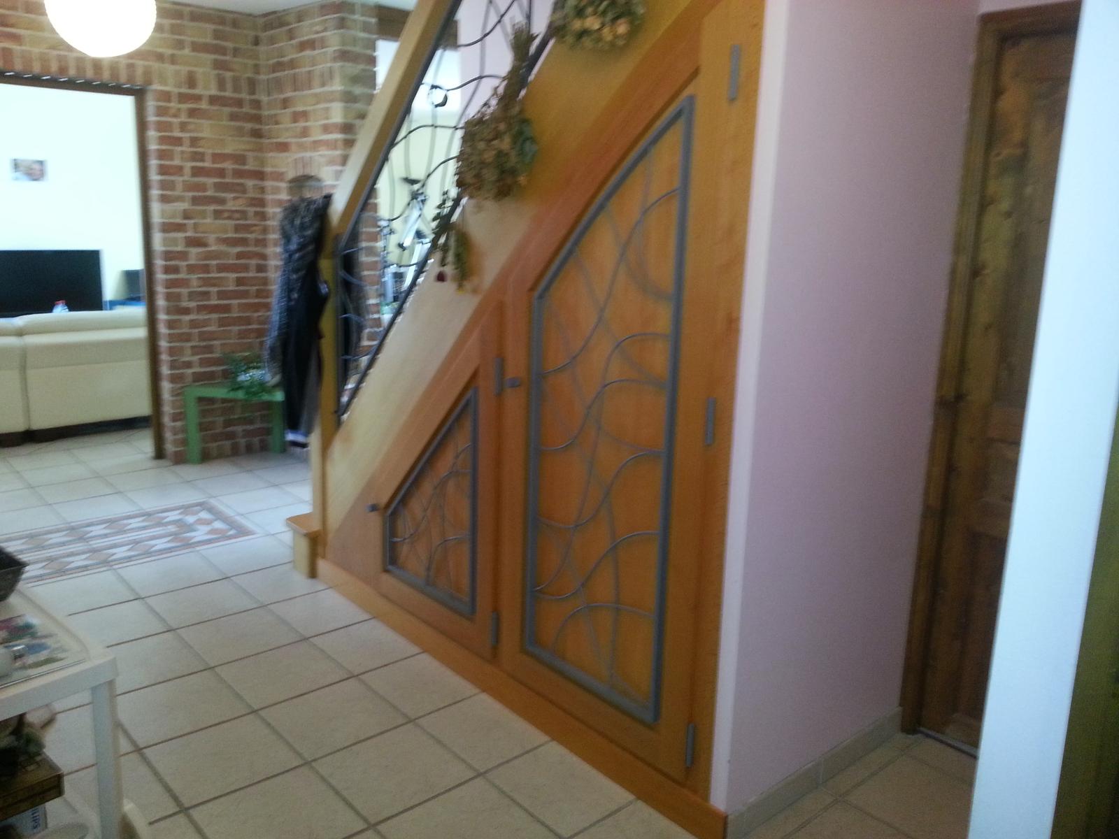 Placard en bois sous l'escalier