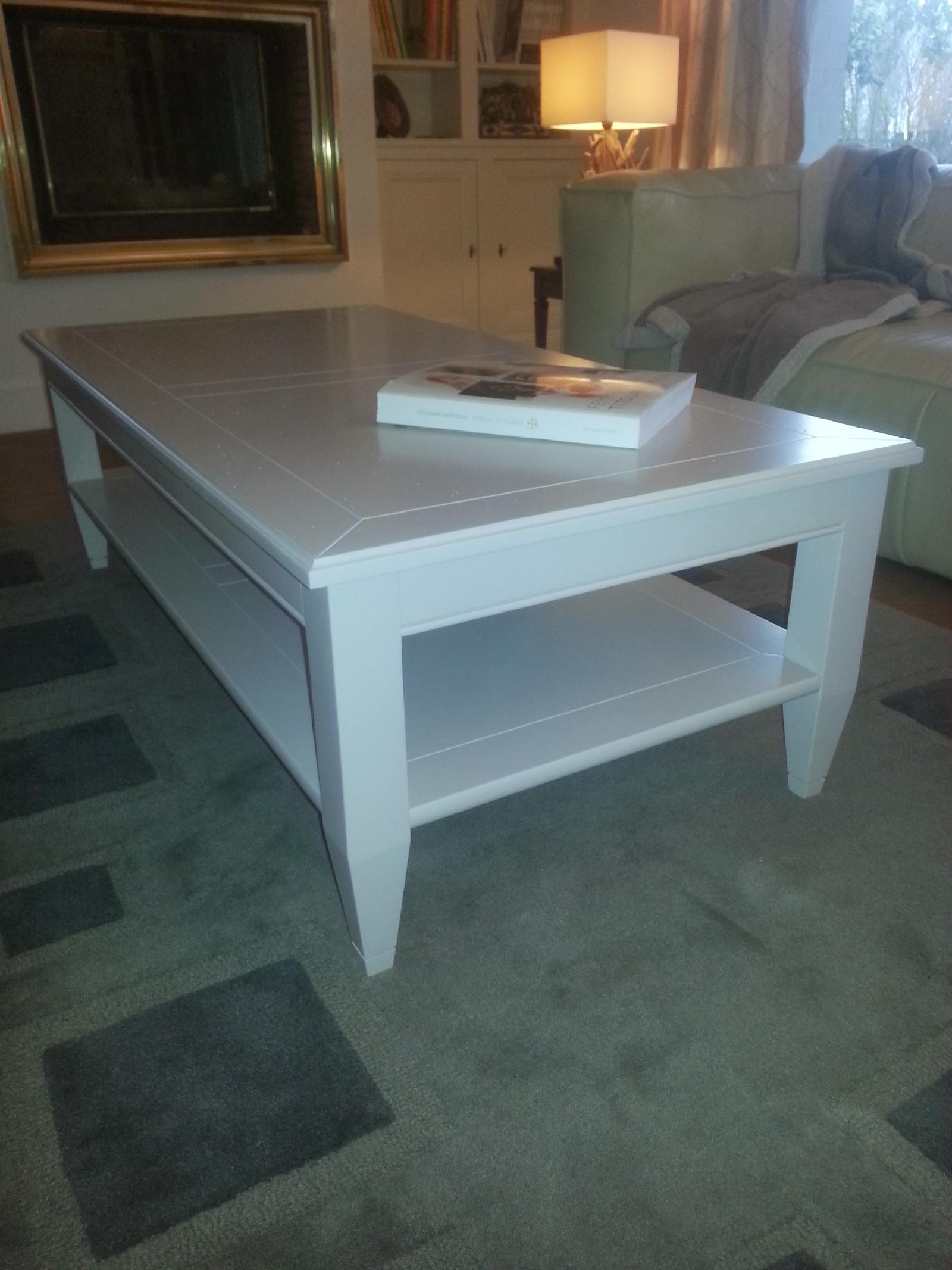 Table basse en bois laqué