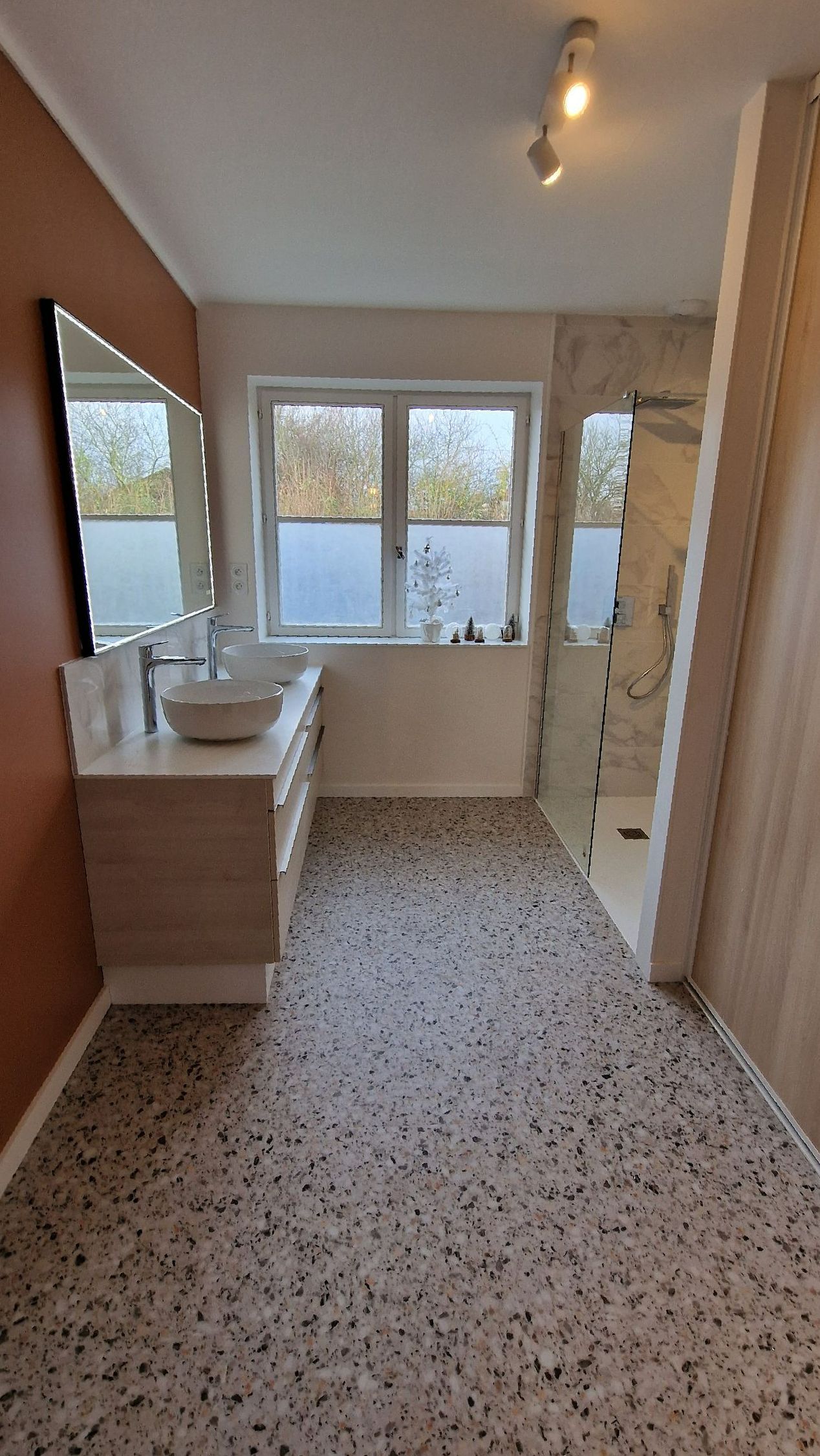 Salle de bains mur orange et marbre