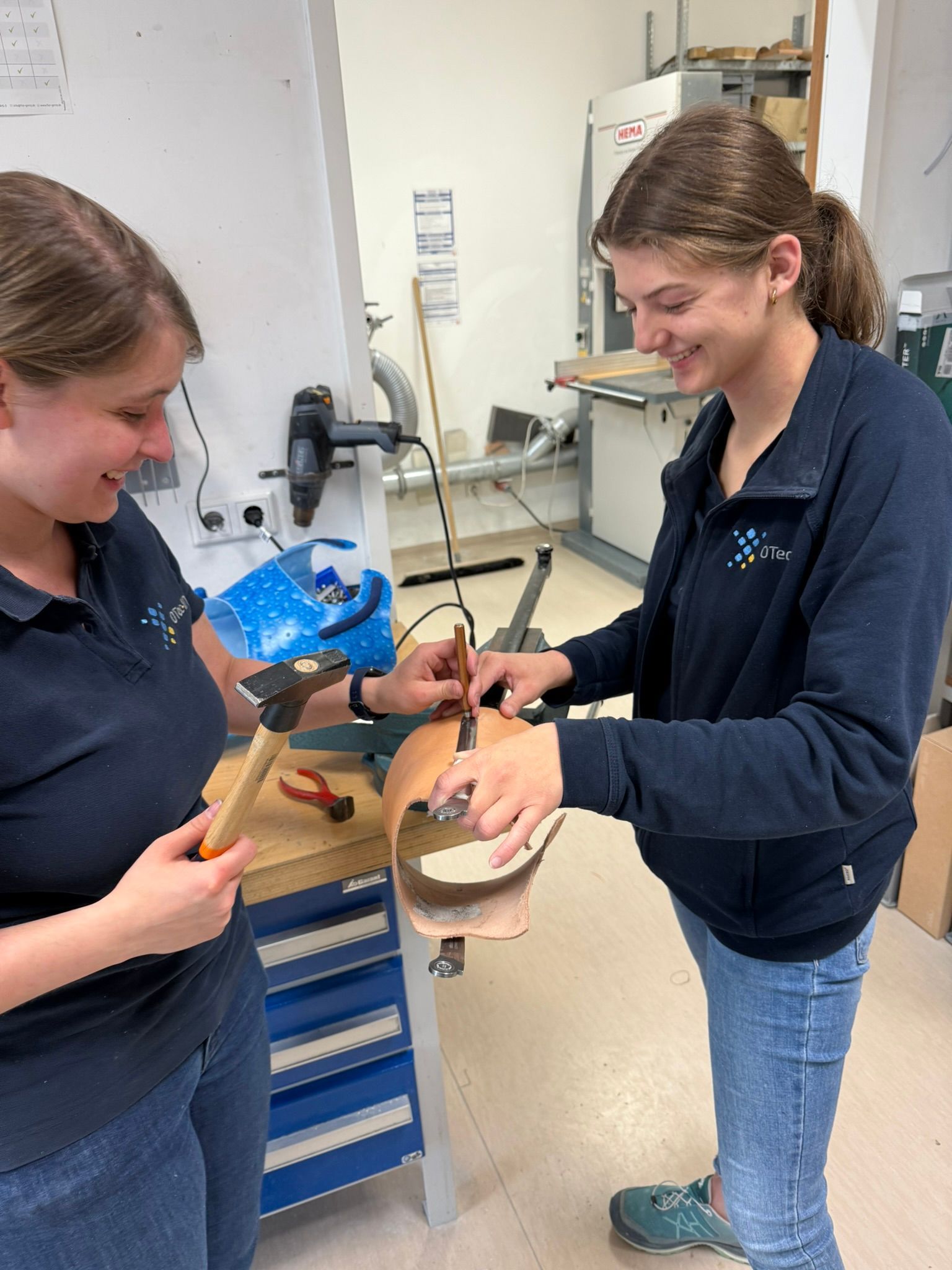 OTec-Team bei der Herstellung einer Prothese