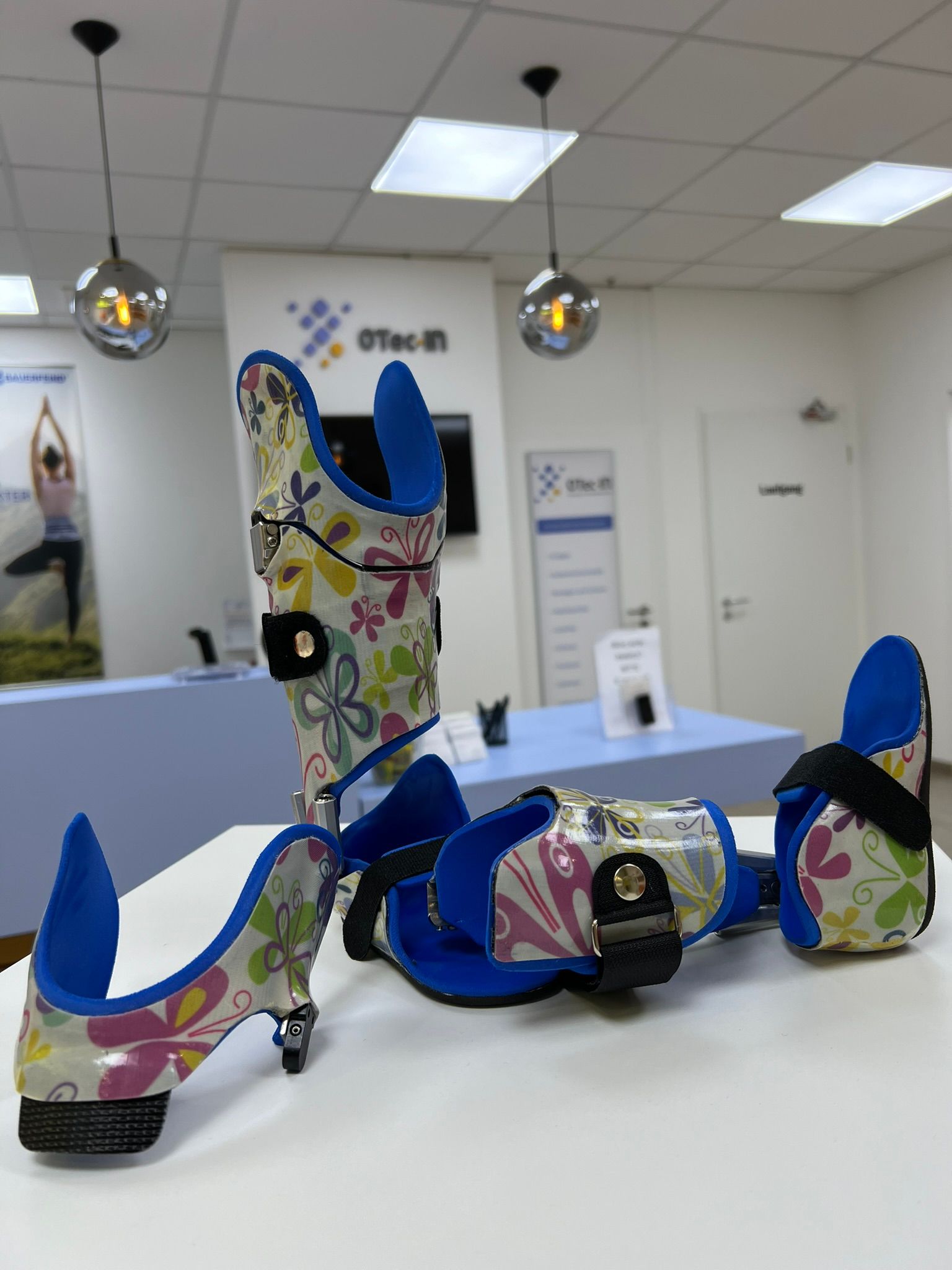 Eine bunte Beinprothese mit Blümchenmuster