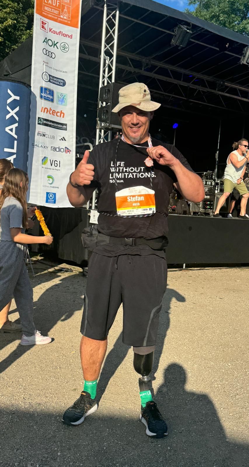 Ein Mann mit einer Beinprothese auf einem Konzert