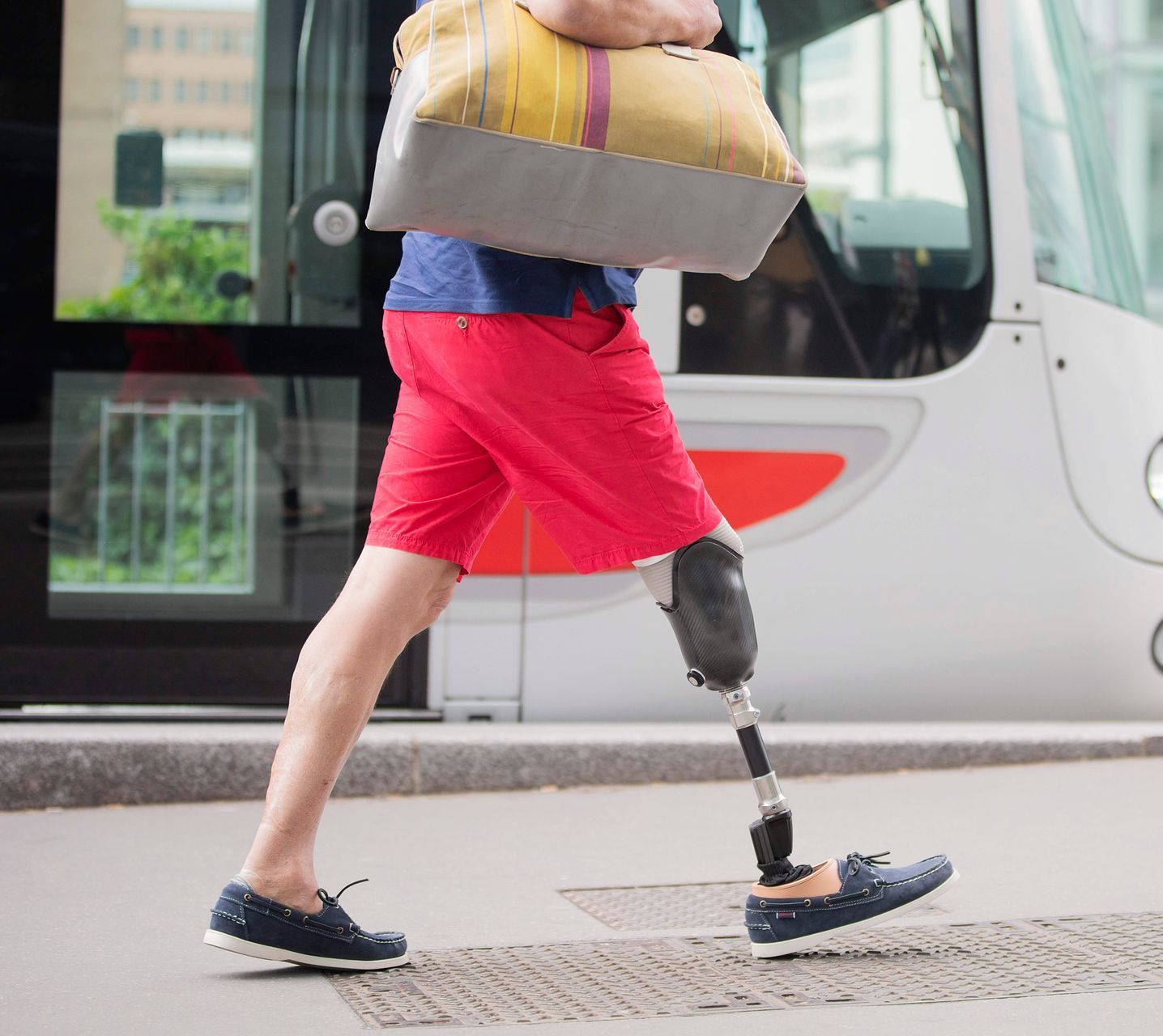 Person mit Beinprothese beim Einkaufen