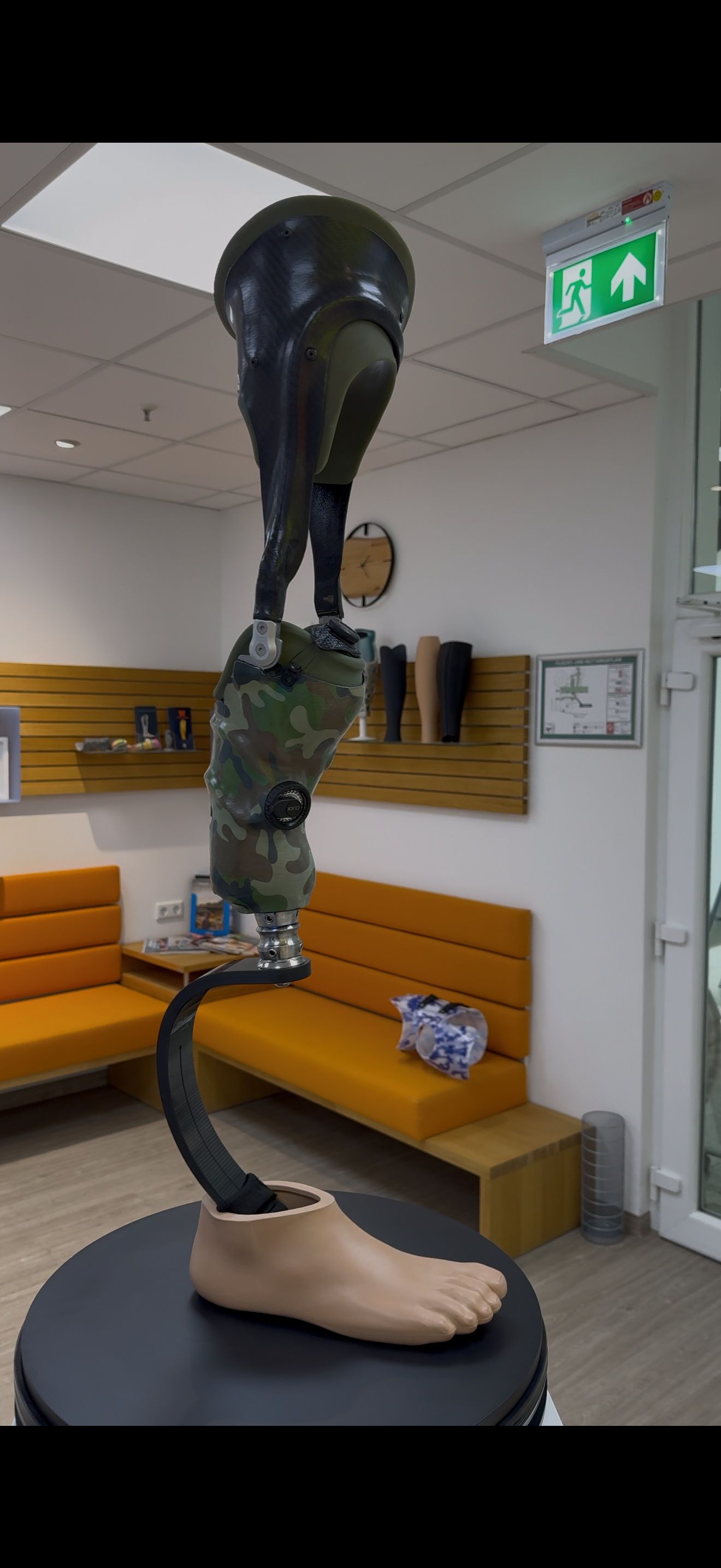 Eine moderne Beinprothese mit einem getarnten Knie und einem naturgetreuen Fuß