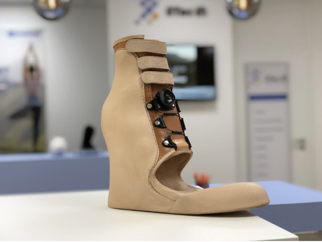 Prototyp eines speziellen Keilschuhs mit Schnürsenkeln