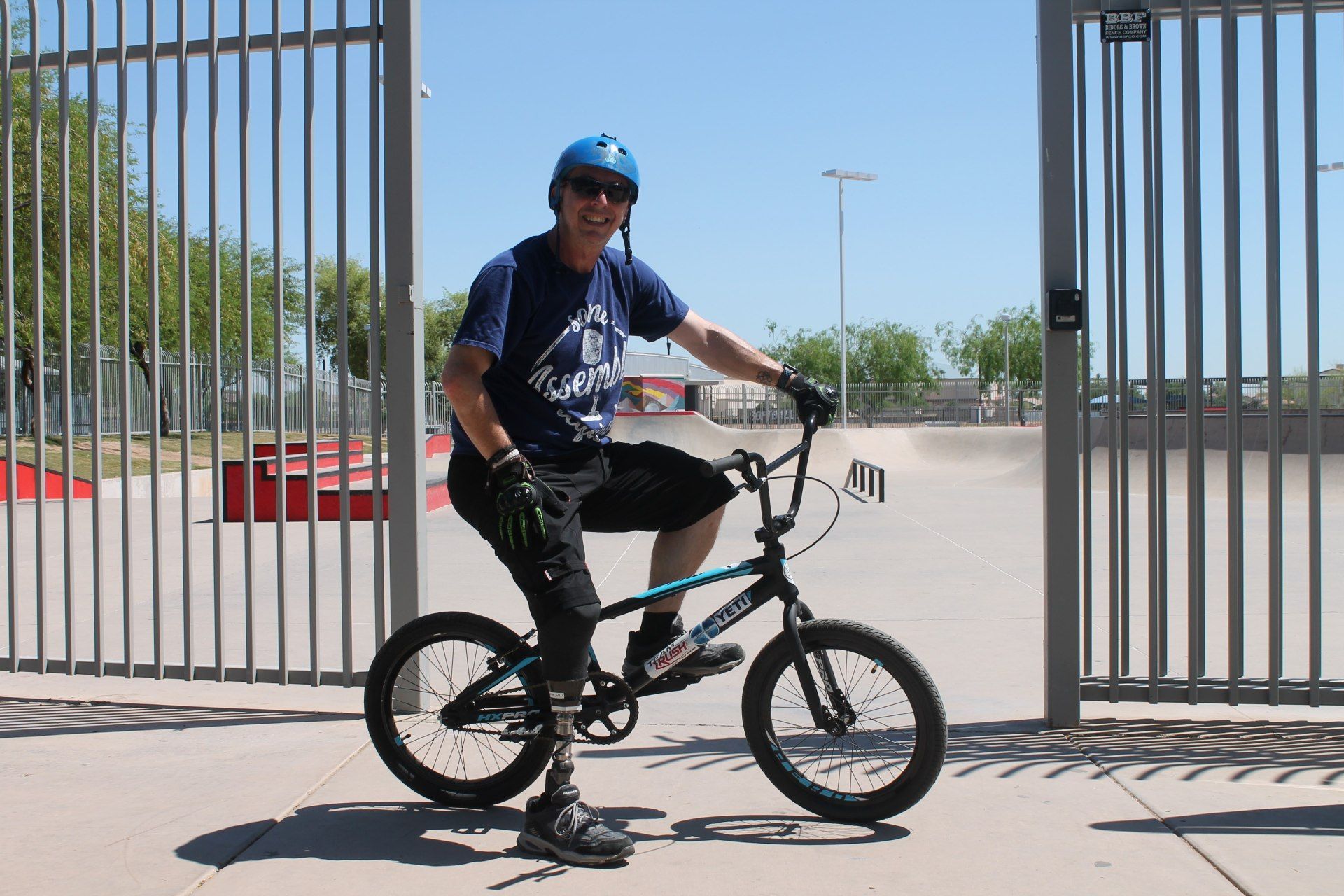 Person mit Beinprothese sitzt auf einem Mountainbike