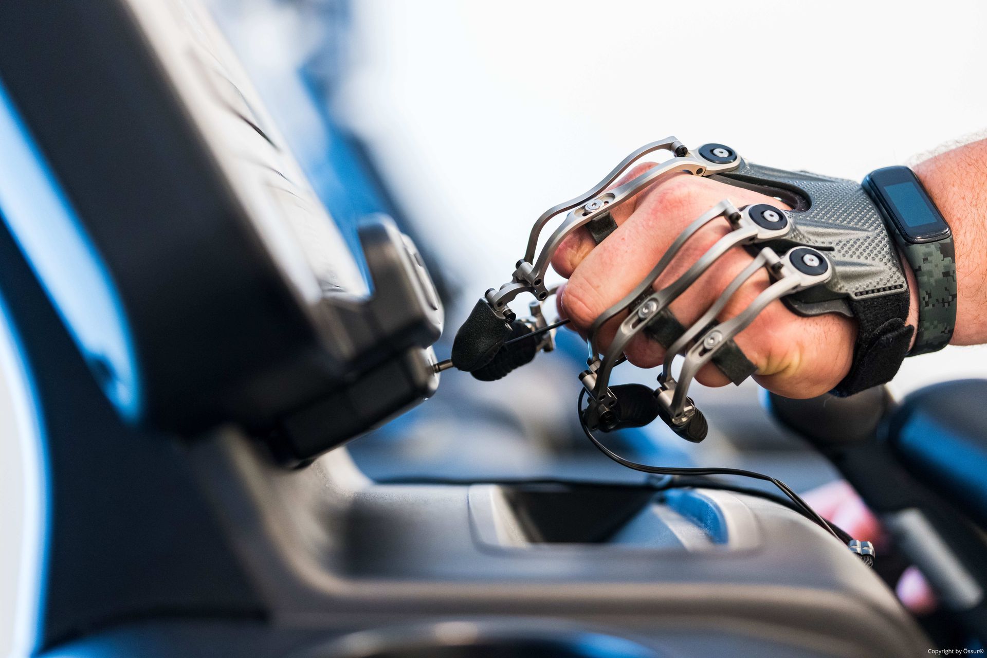 Ein Mann mit Fingerprothesen beim Sport