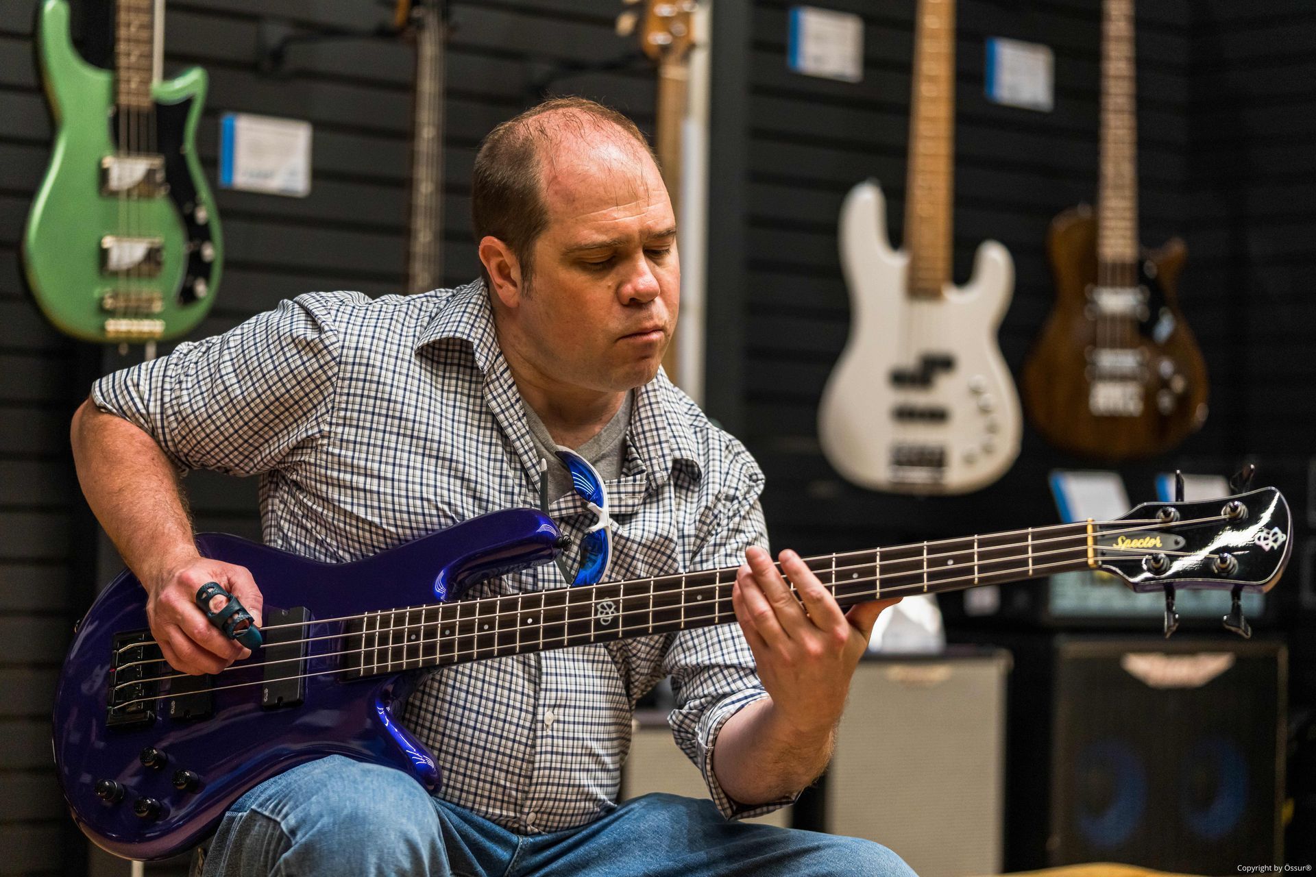 Ein Mann spielt Gitarre mit einer Fingerprothese