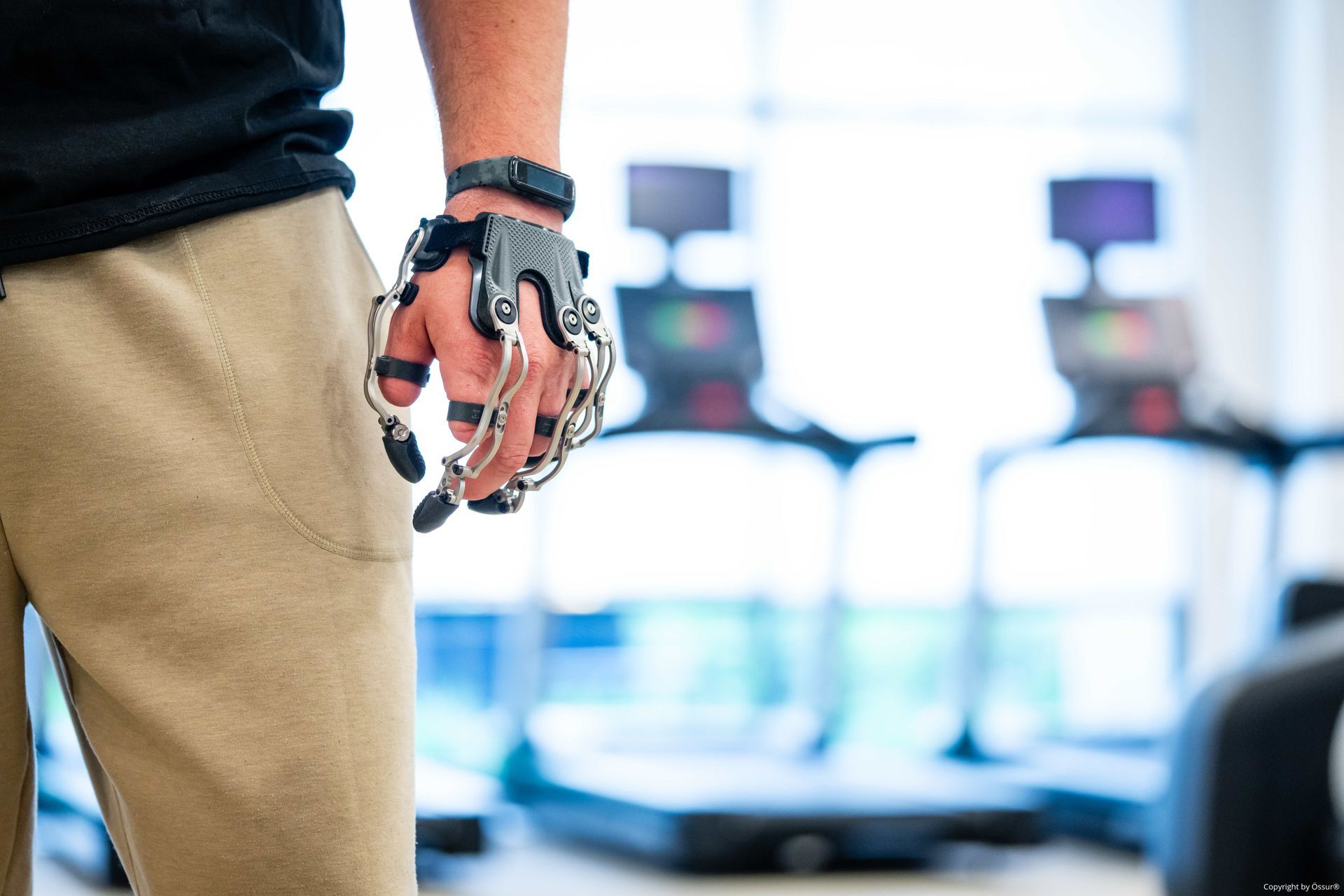 Ein Mann mit Fingerprothesen in einem Fitnessstudio
