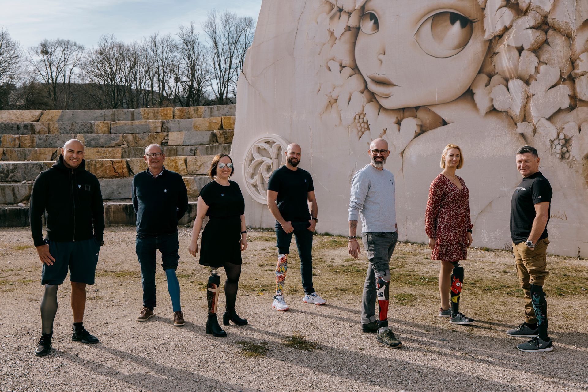 Gruppe von Menschen mit verschiedenen Beinprothesen