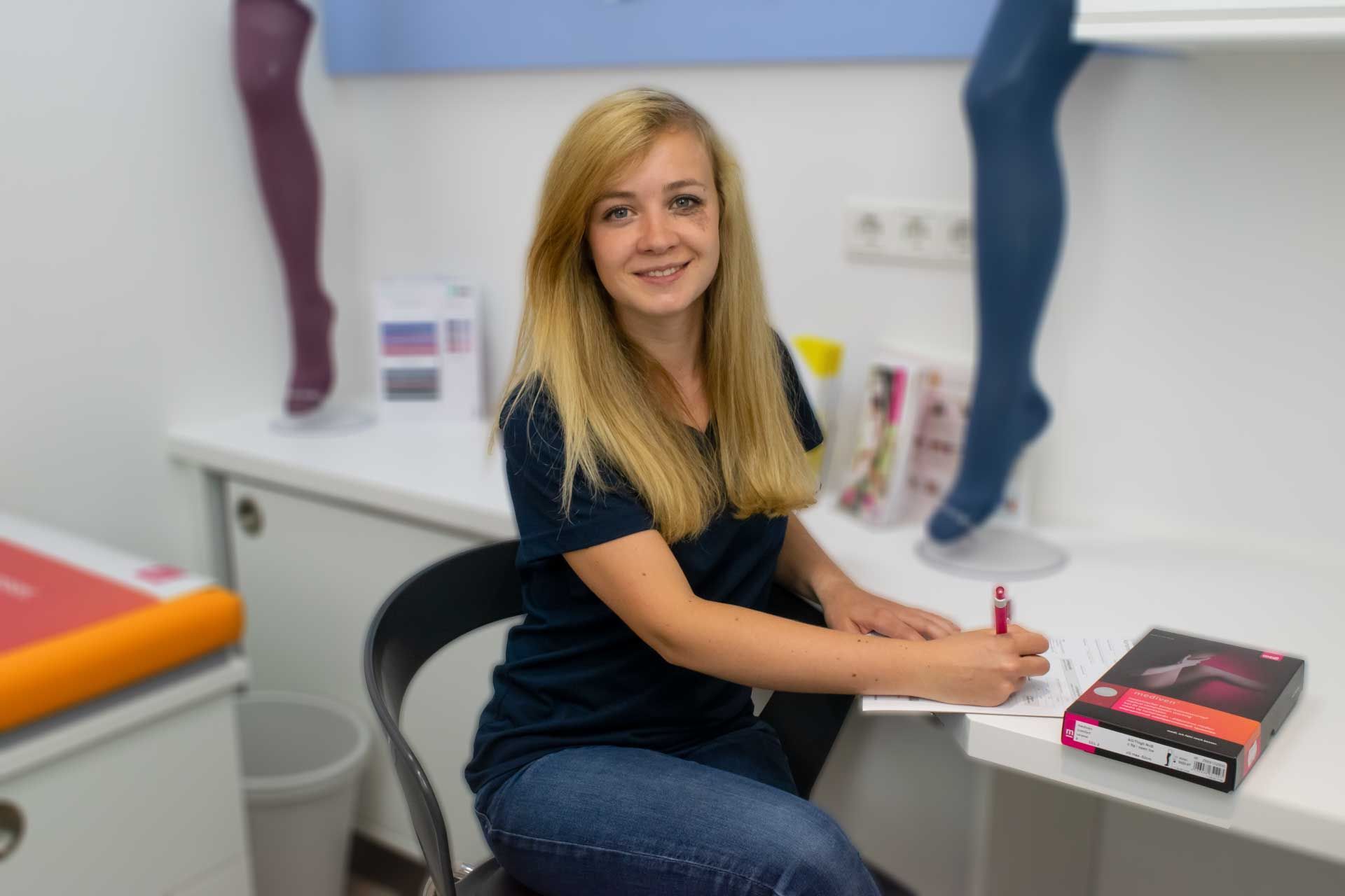 Foto einer OTec-Mitarbeiterin im Behandlungsraum