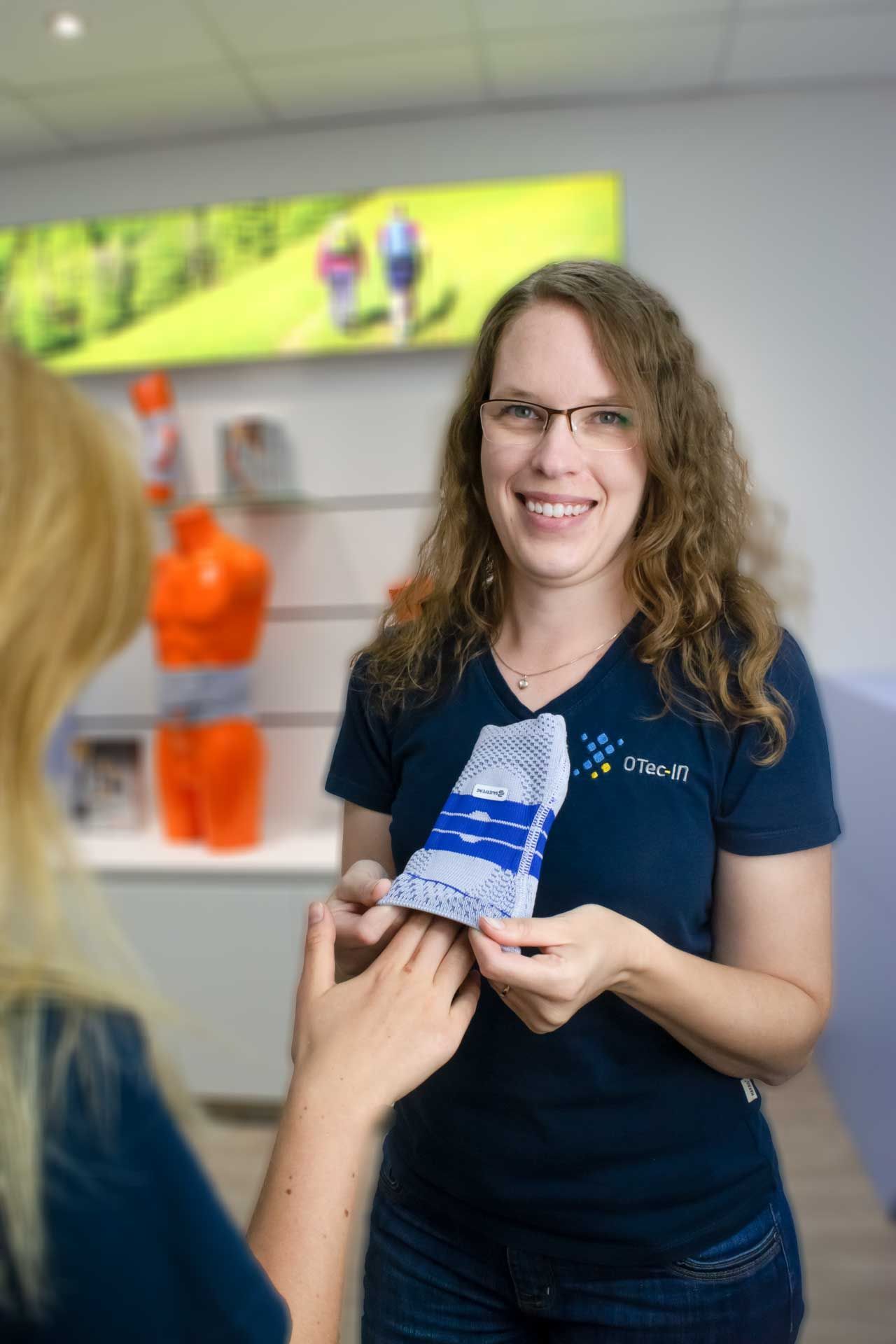 Foto einer OTec-Mitarbeiterin im Verkaufsraum während einer Beratung