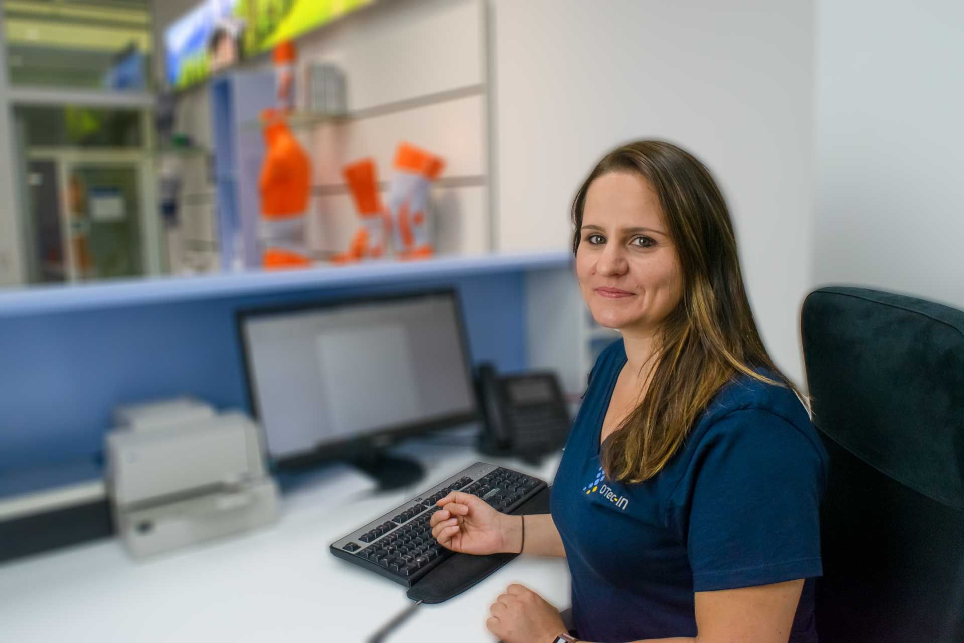 OTec-Mitarbeiterin am Empfangsthresen