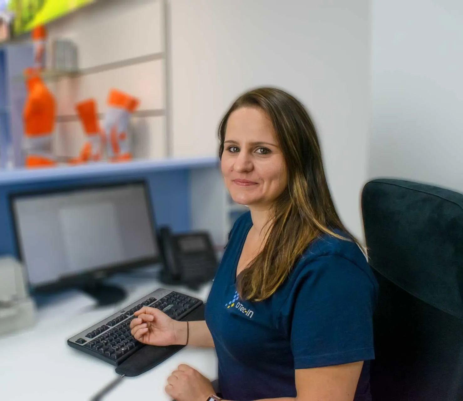 OTec-Mitarbeiterin am Empfangsthresen