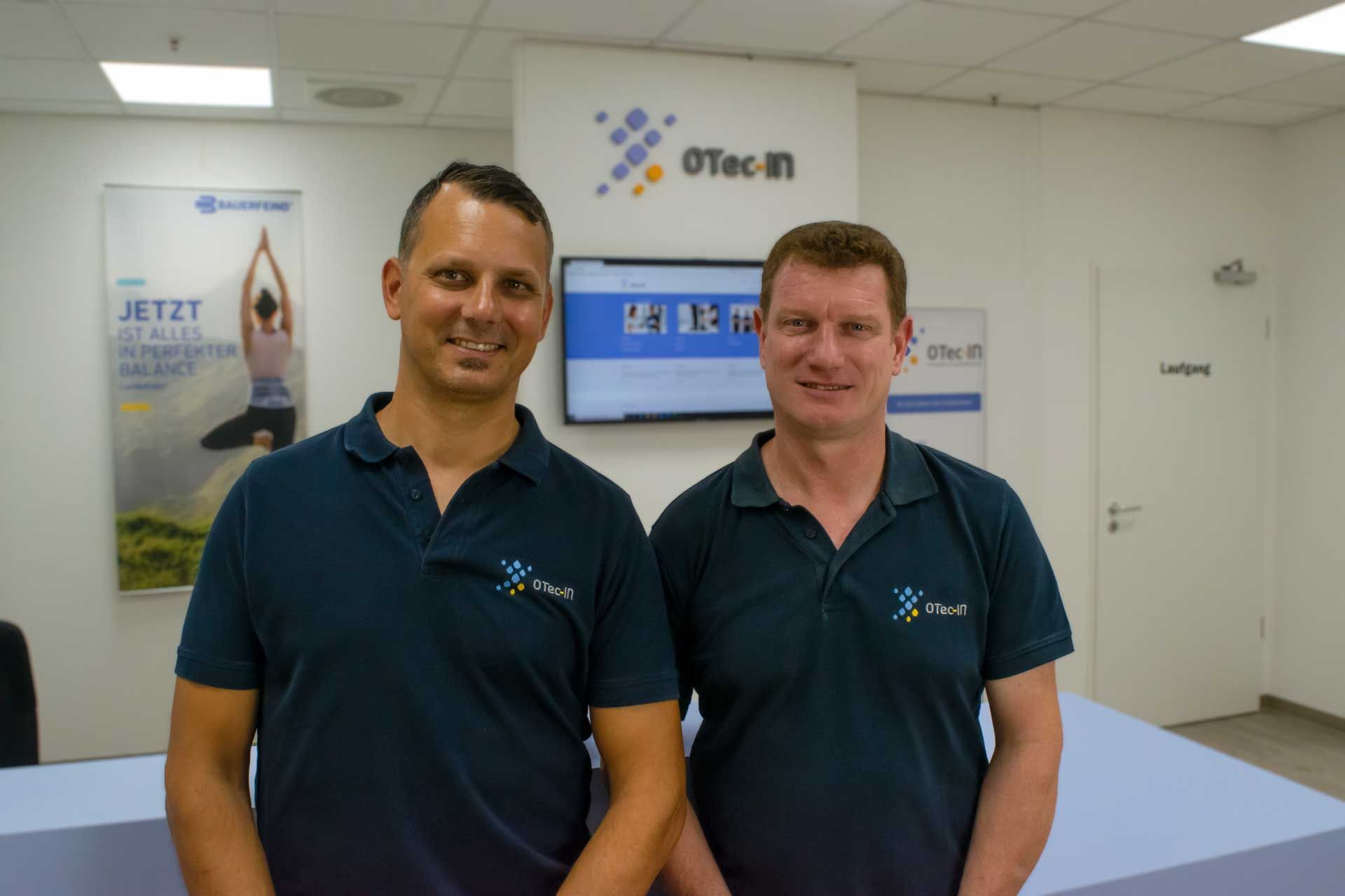 Foto von zwei OTec Mitarbeitern und Orthopäden
