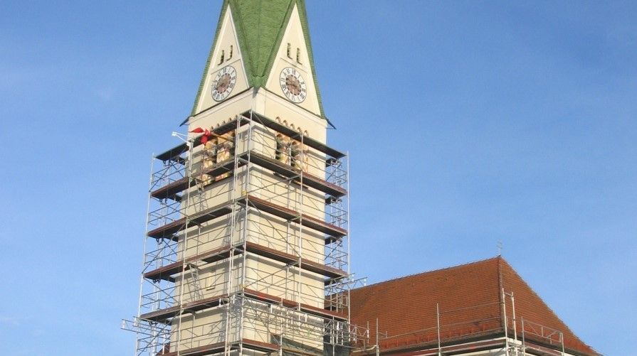 Ein Gebäude wird mit Gerüst und einer Leiter gebaut