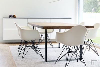 moderner Esstisch mit Stühlen