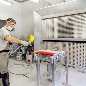 Schreiner bei der Arbeit