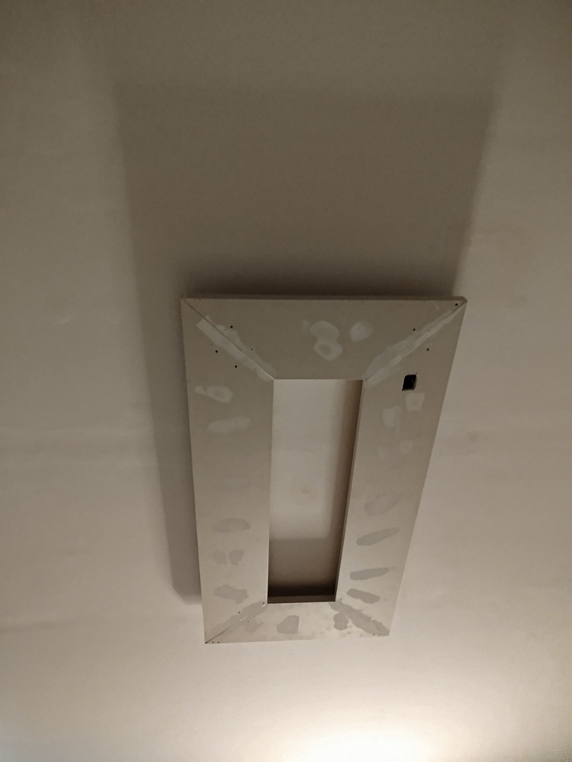 Un marco de fotos cuelga del techo de una habitación.