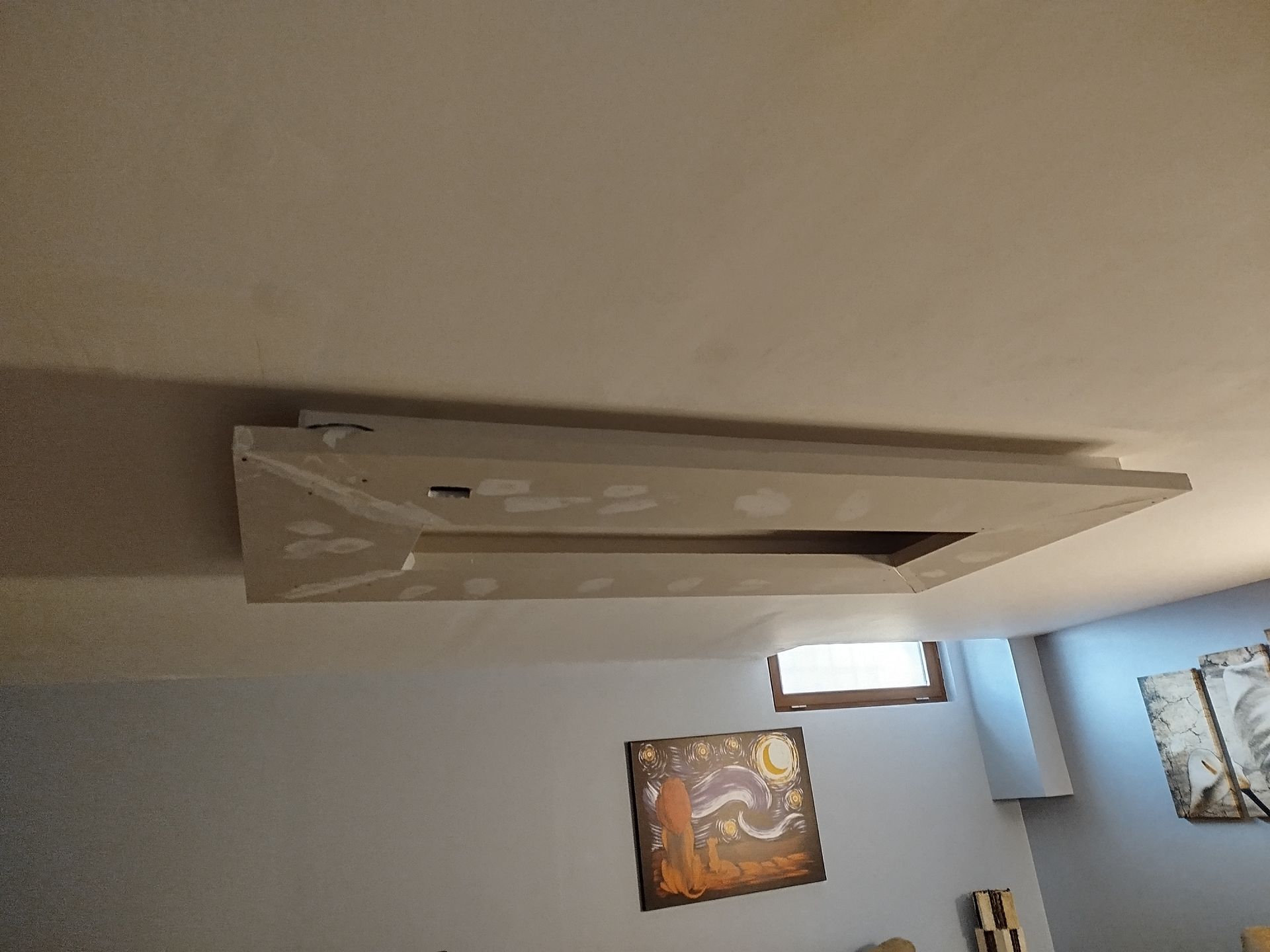 Una habitación con un techo que tiene un agujero