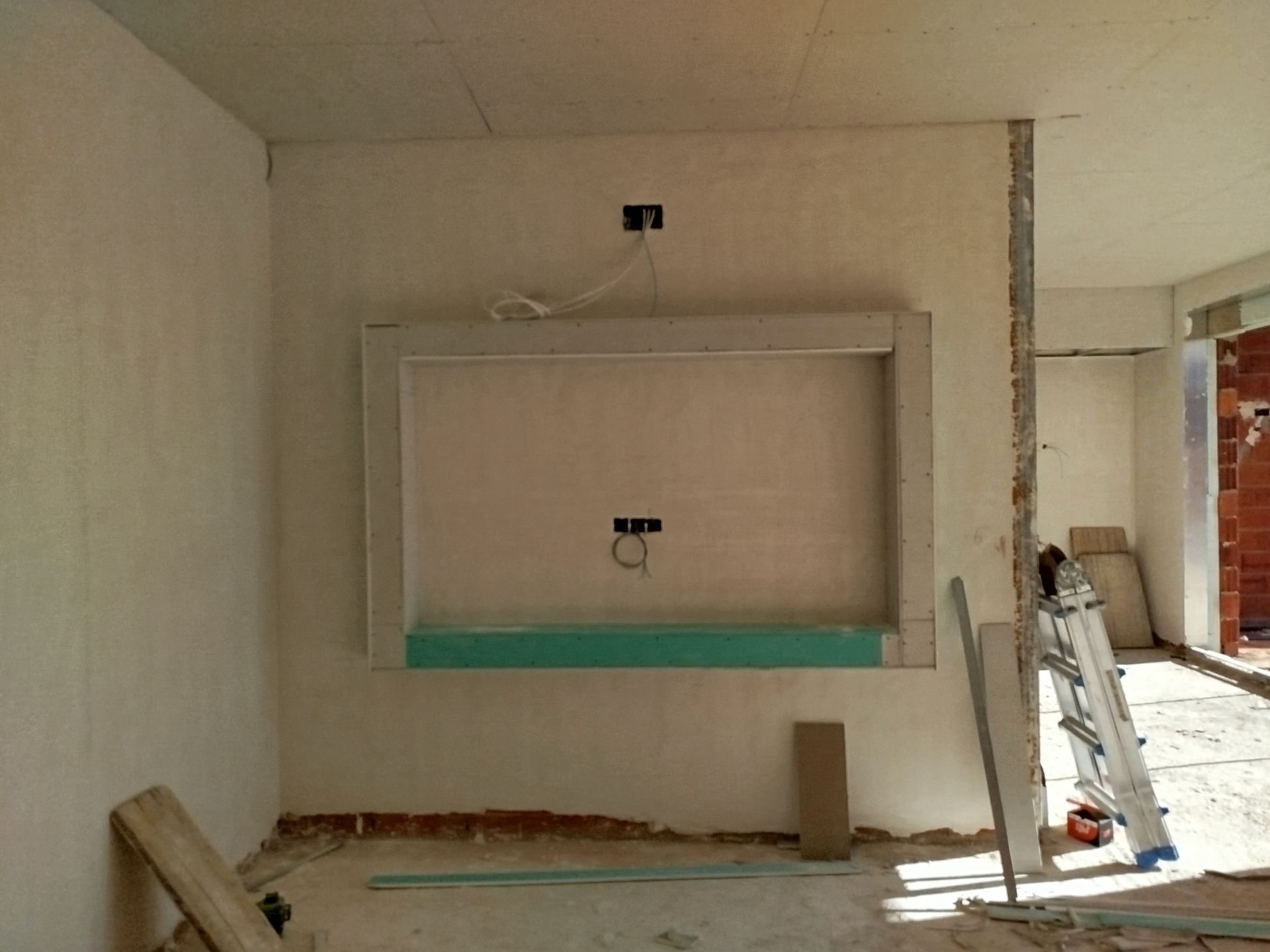 Una escalera está en una habitación en construcción.