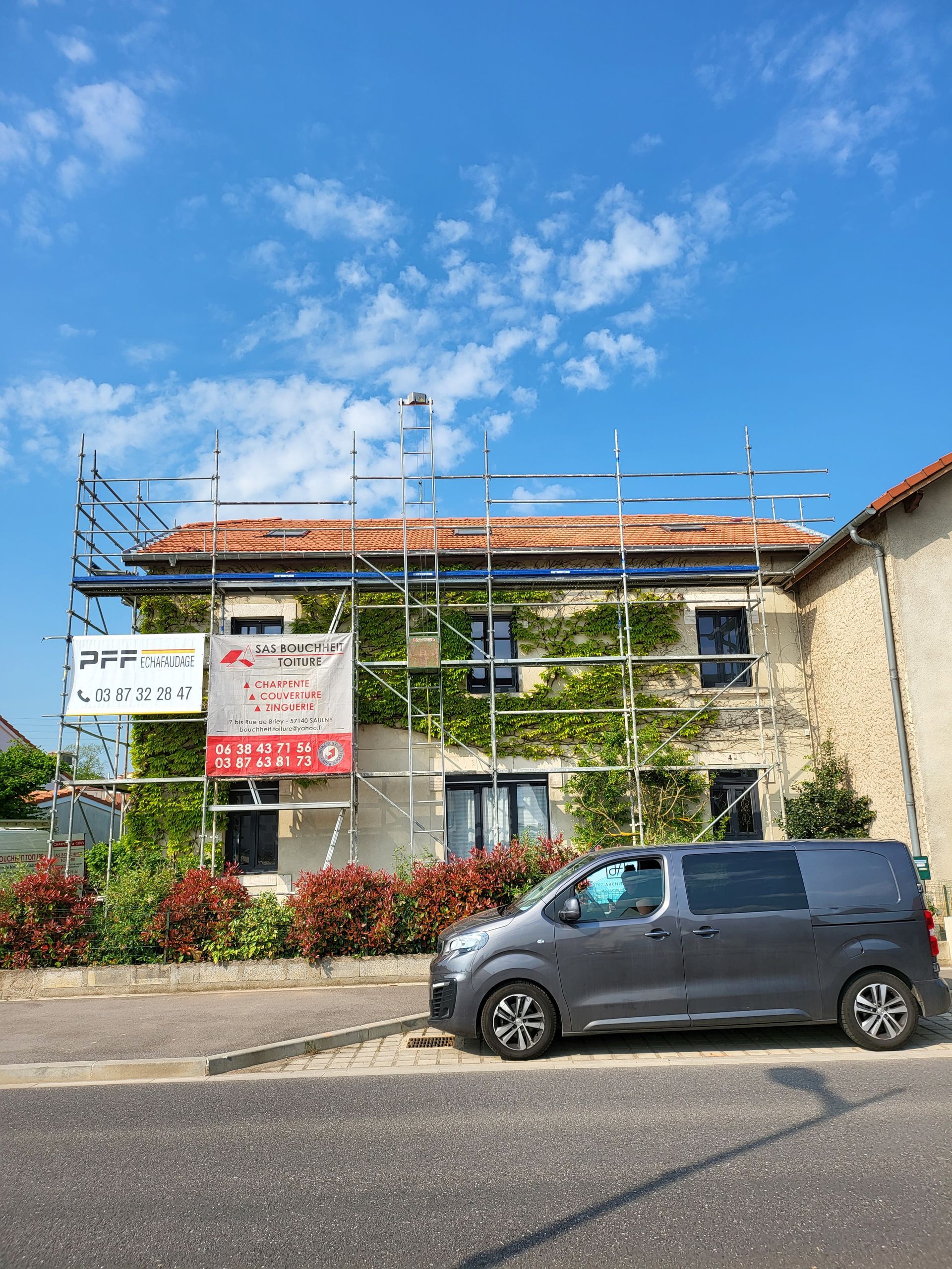Installation d'un échafaudage devant une maison