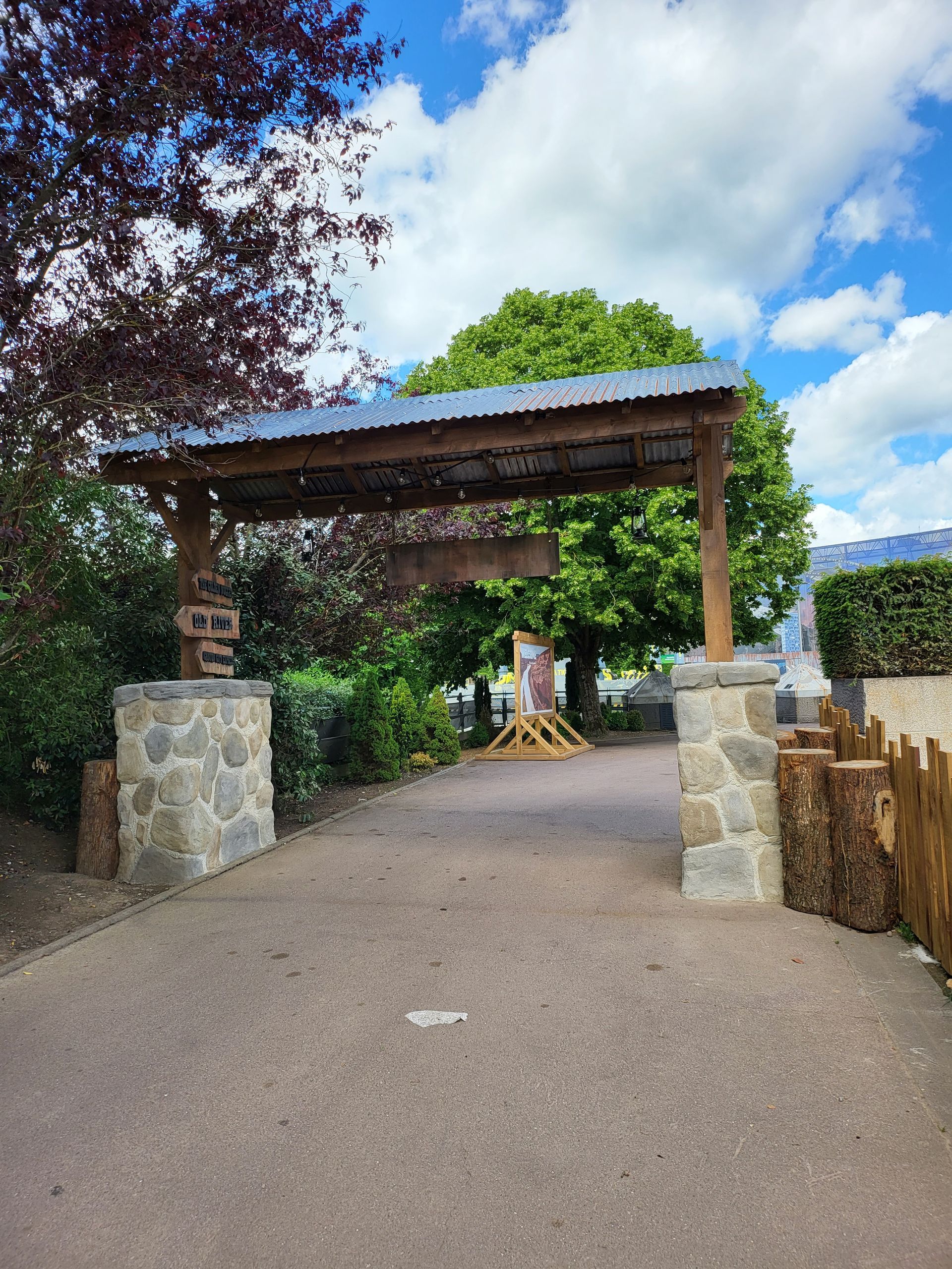 Toiture en ardoise pour l'entrée d'un terrain