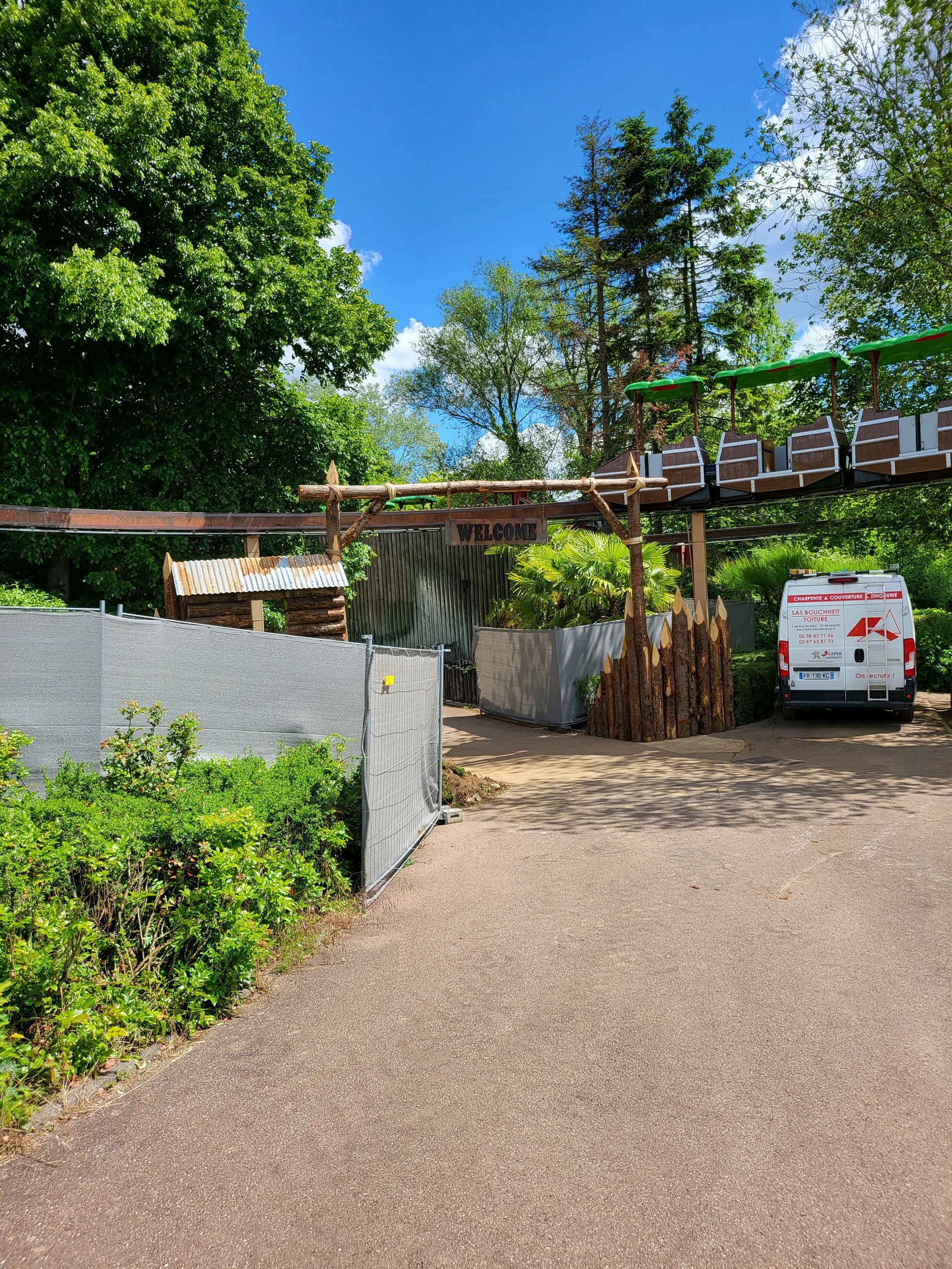 Véhicule utilitaire Bouchheit Toiture garé sous une structure en bois