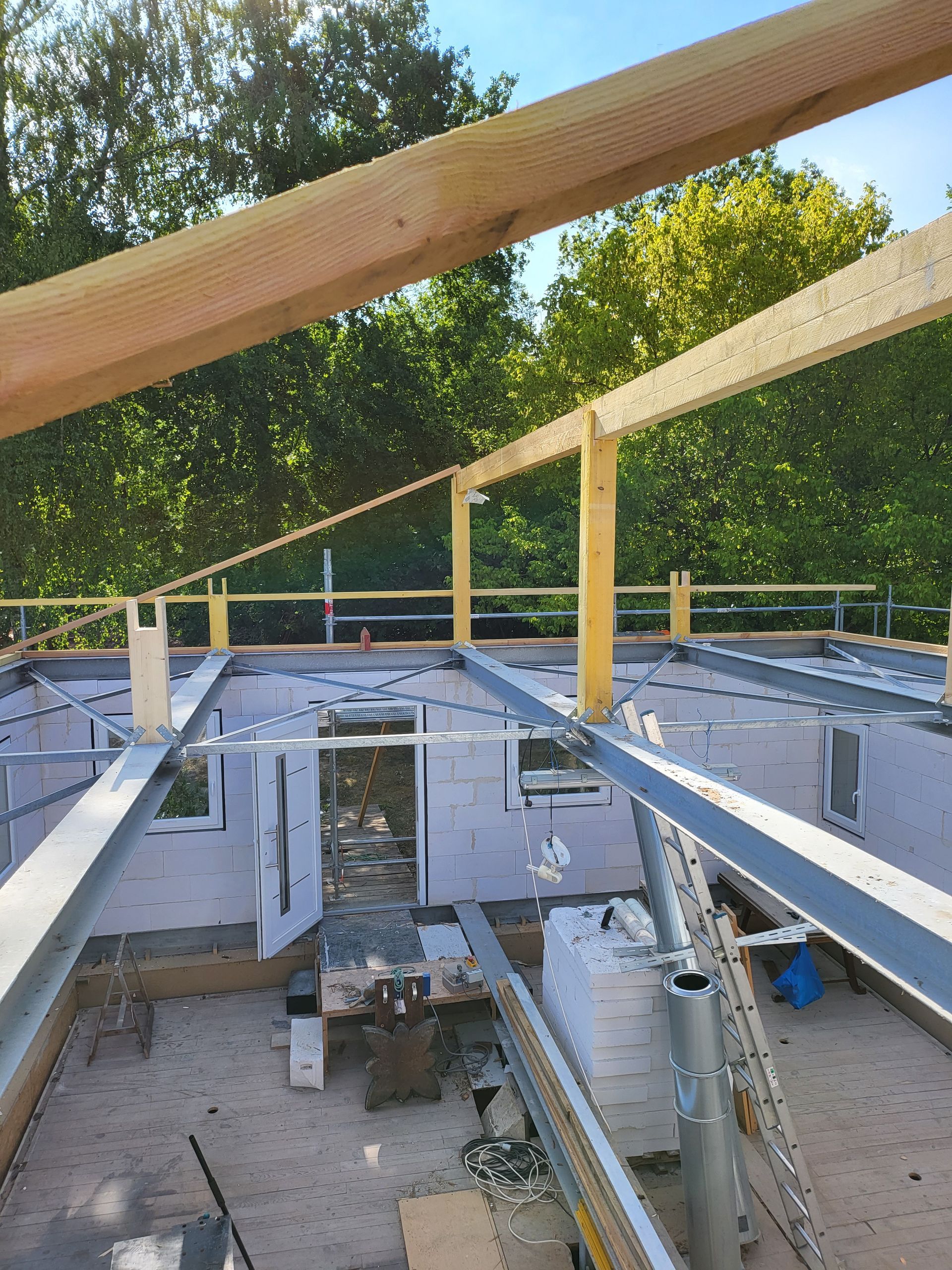 Installation d'une structure en bois sur une maison en construction