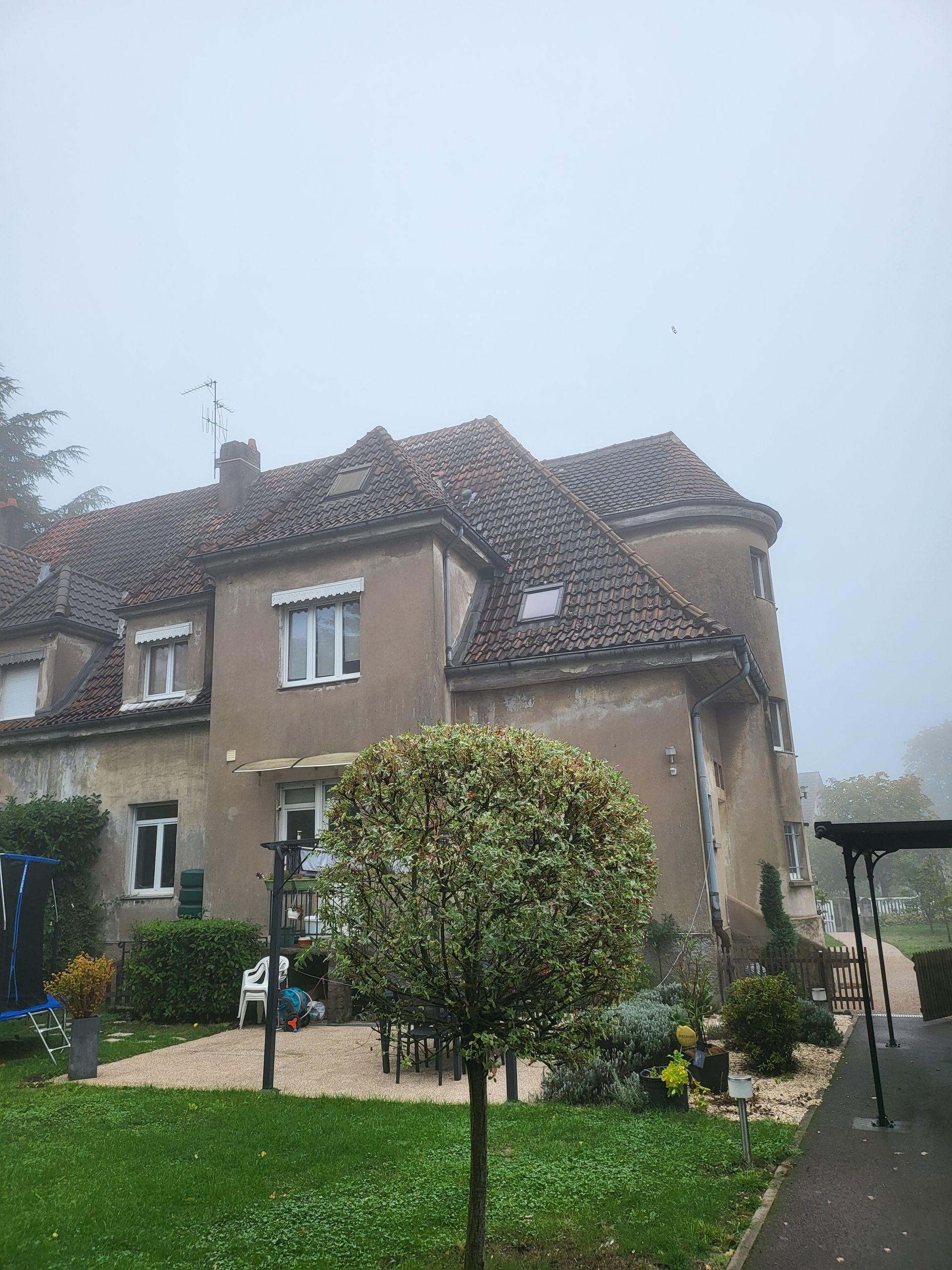 Maison avec un toit en tuile à nettoyer