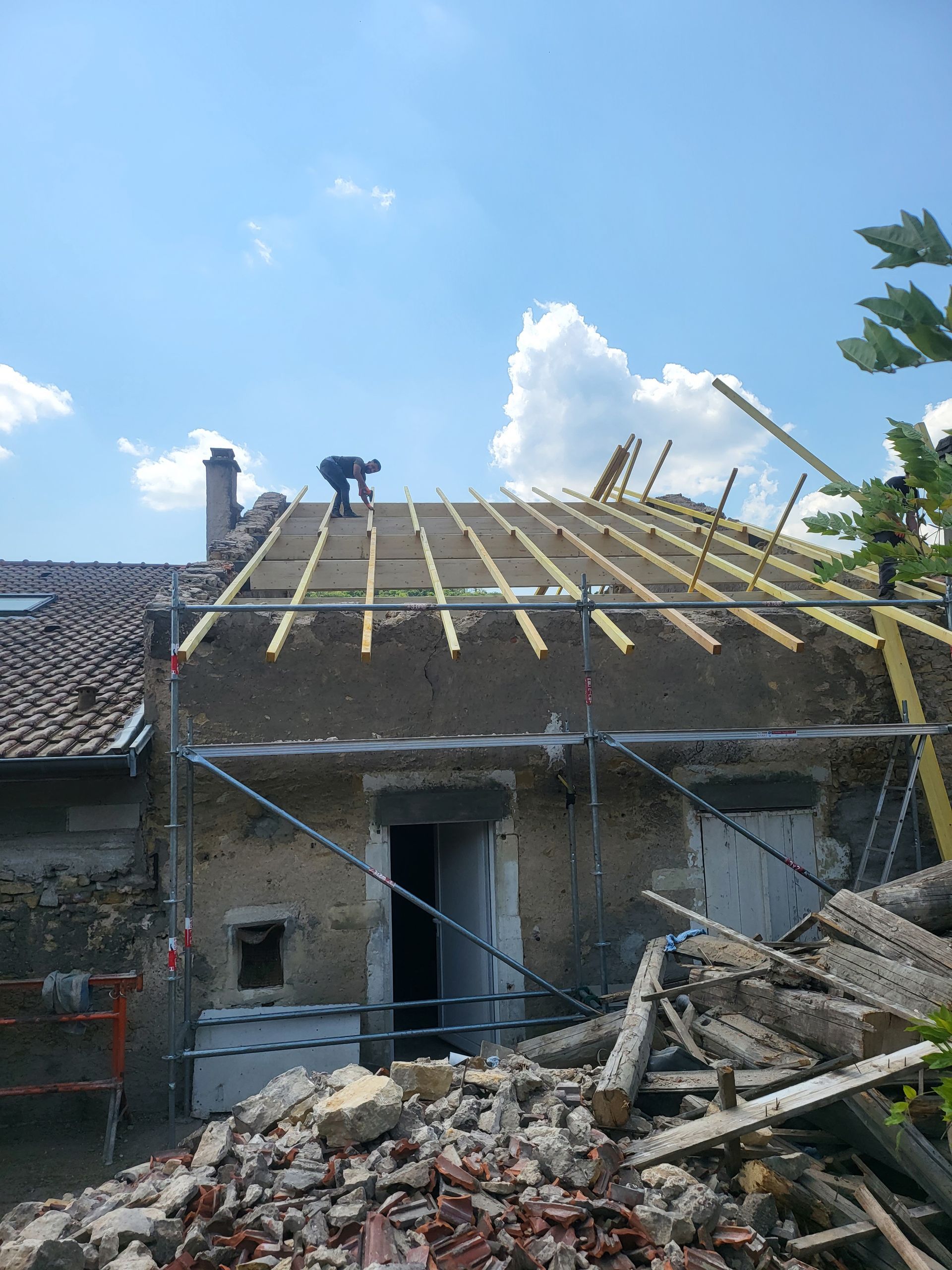 Installation d'un bardage de toit pour une rénovation