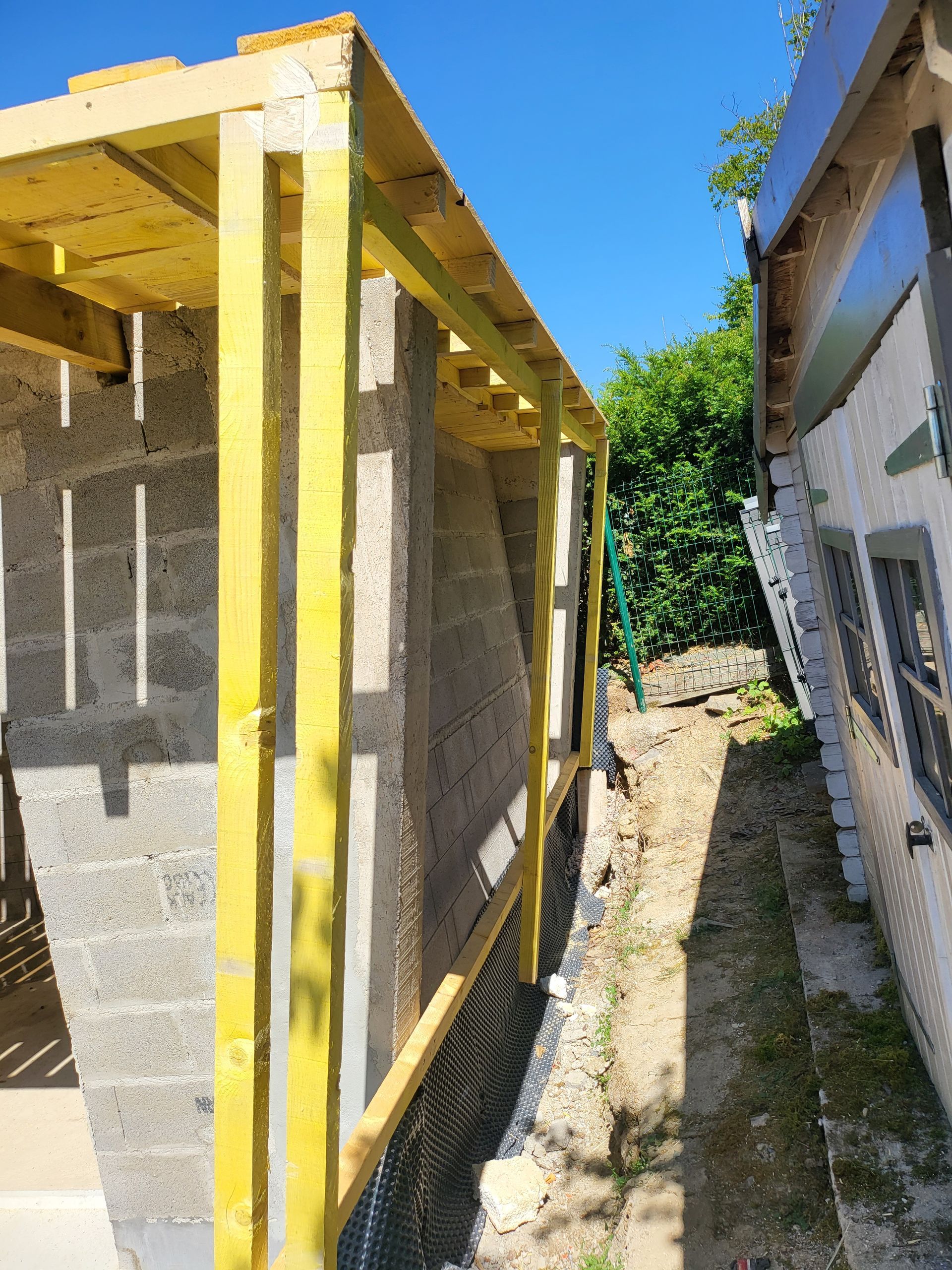 Structure en bois sur une maison en chantier