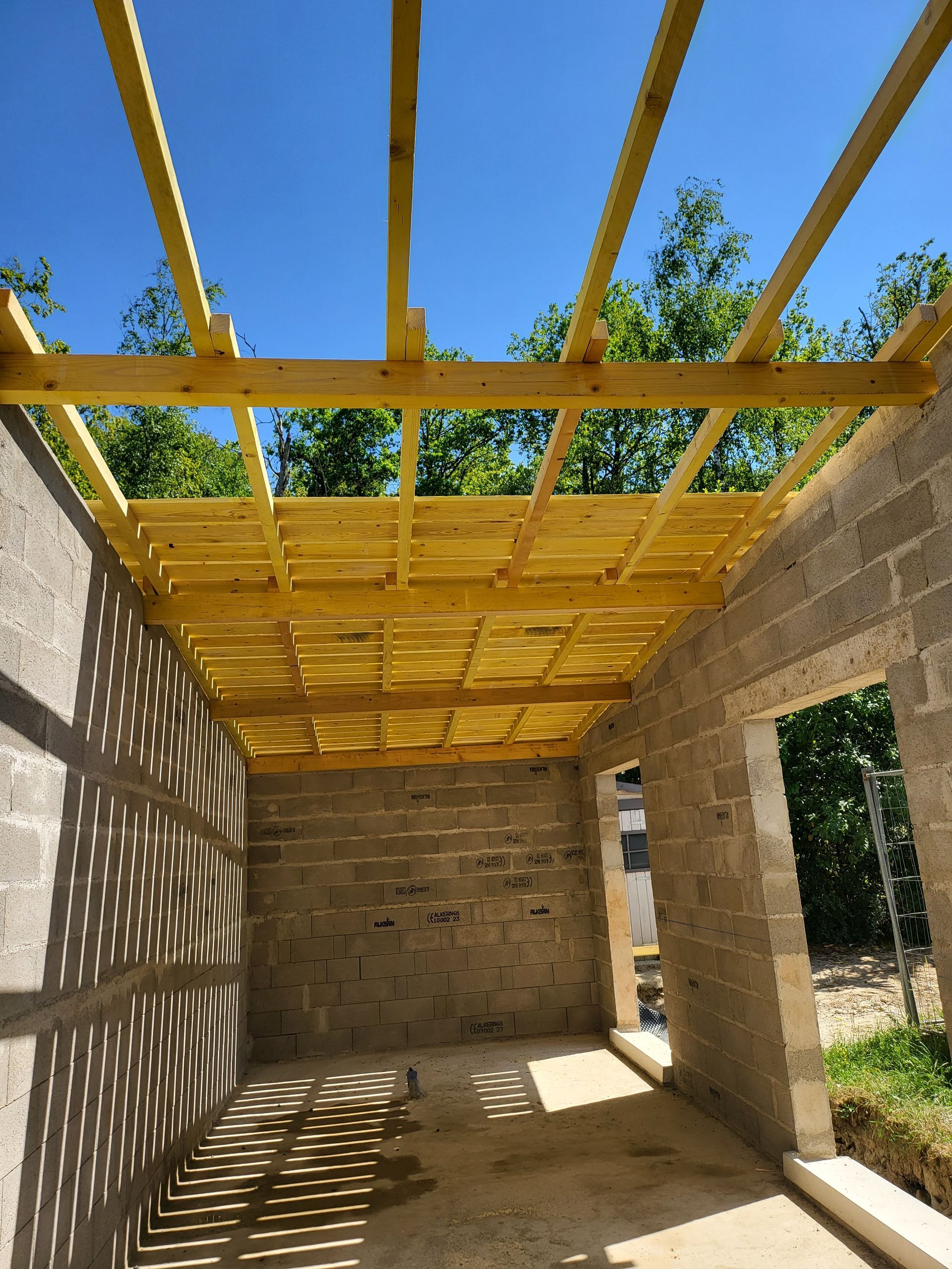 Solivage en bois sur une maison en construction