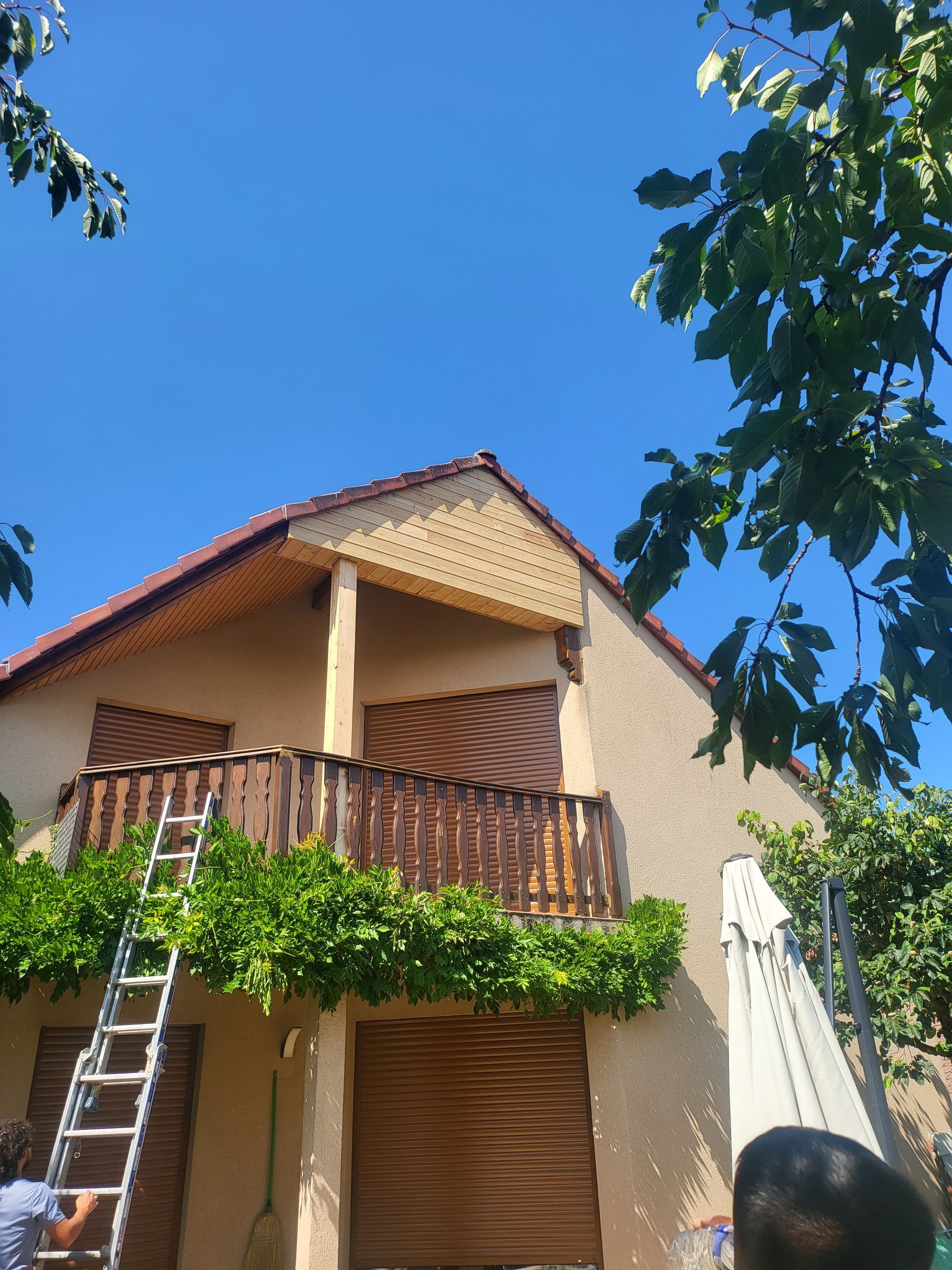 Vue de côté d'une maison avec coffrage en bois