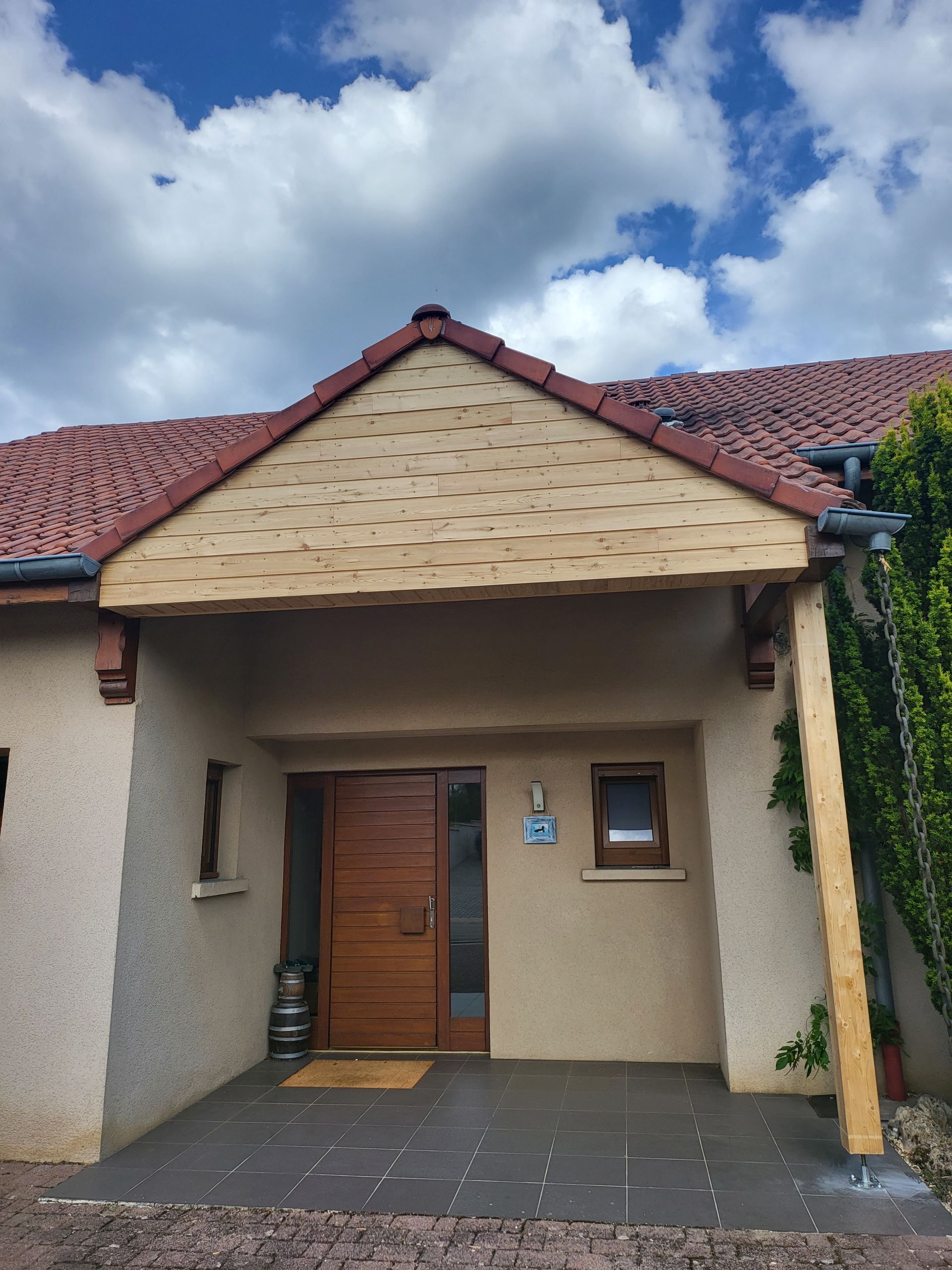 Coffrage en bois sur l'entrée d'une maison