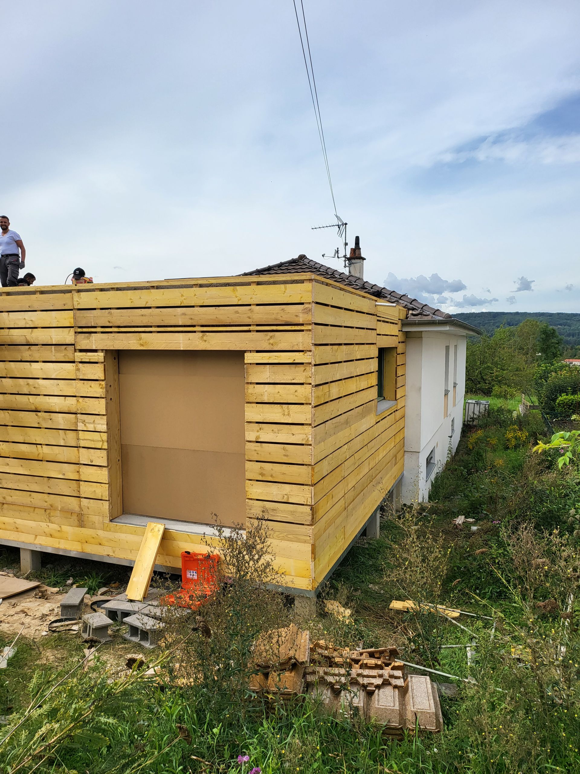 Structure en bois qui entoure une pièce en construction