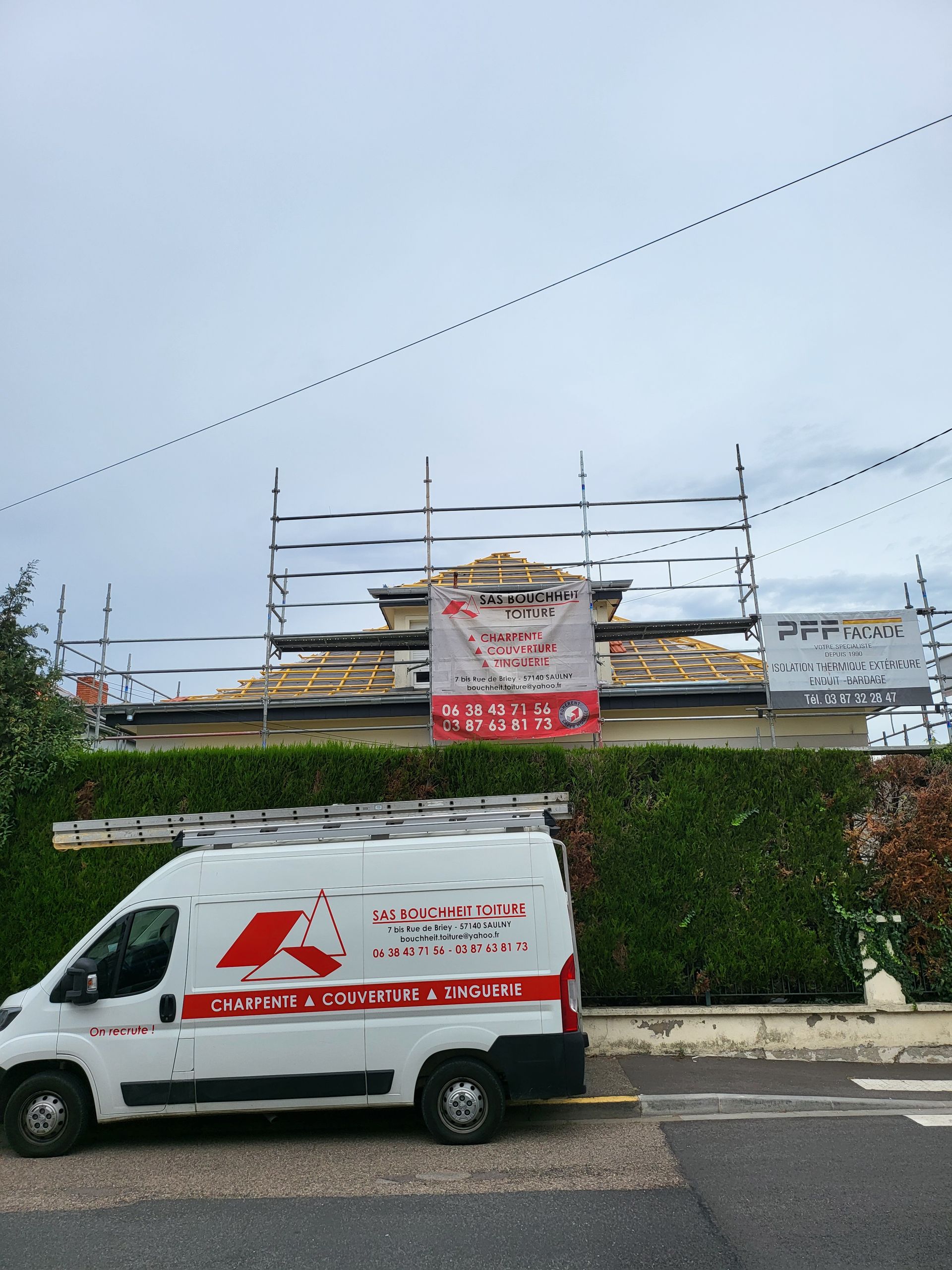 Véhicule Bouccheit Toiture devant un de ses chantiers