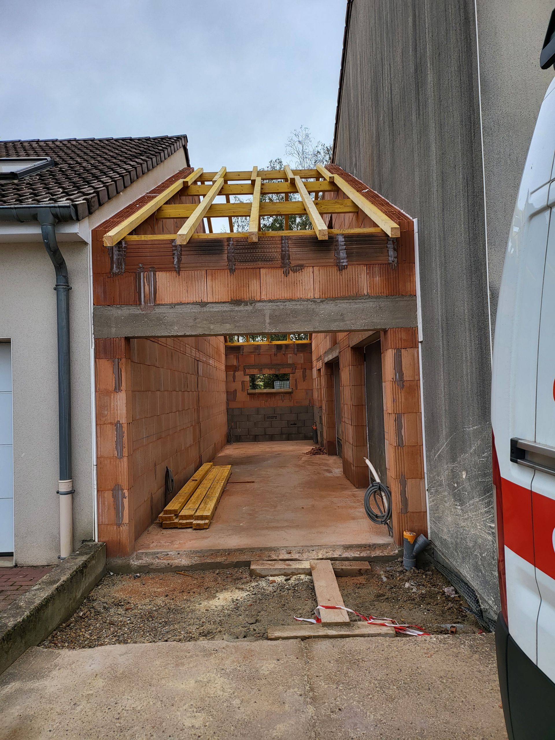 Travaux de bardage sur le toit d'un garage