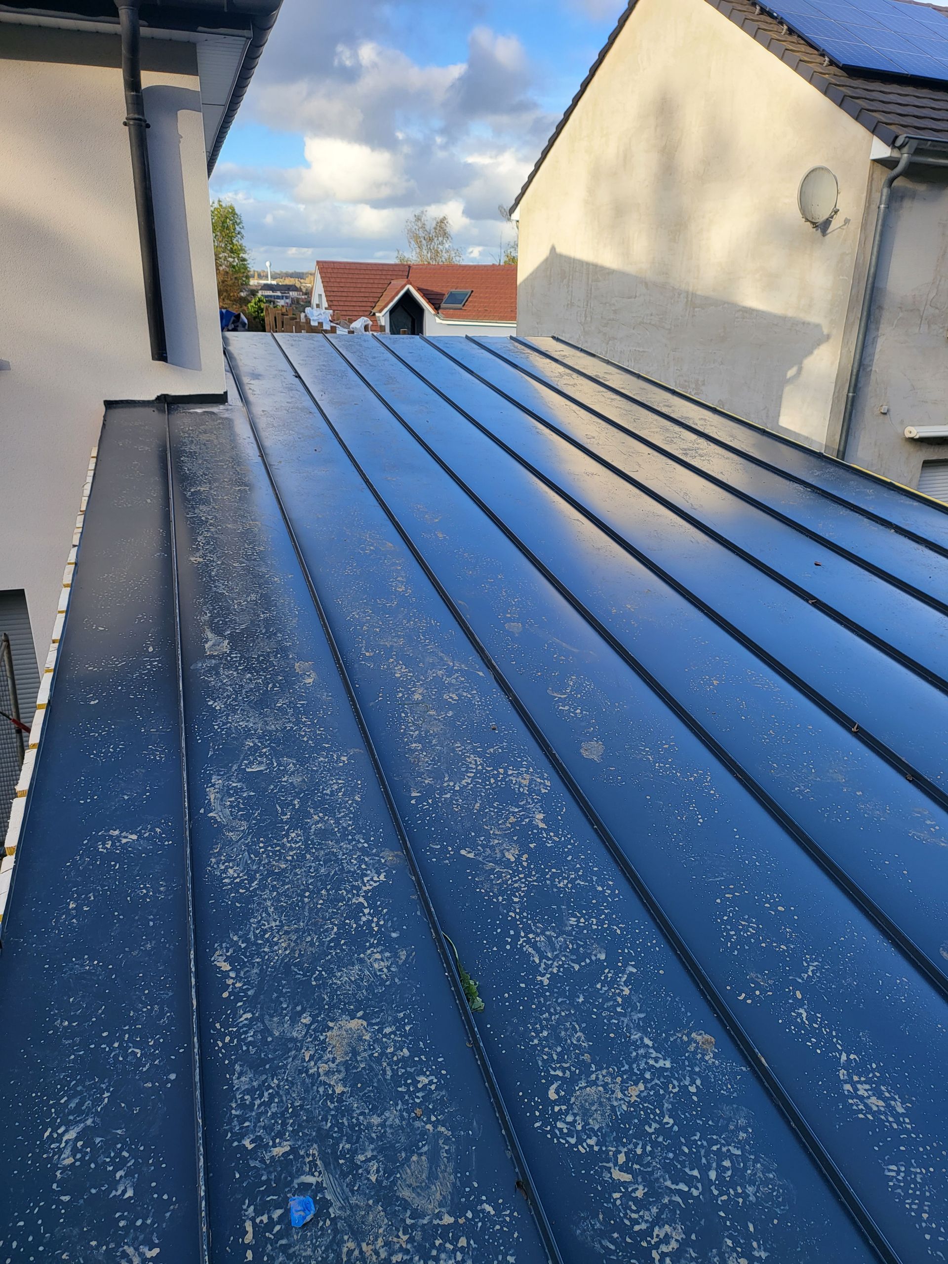 Toiture noire en joint debout