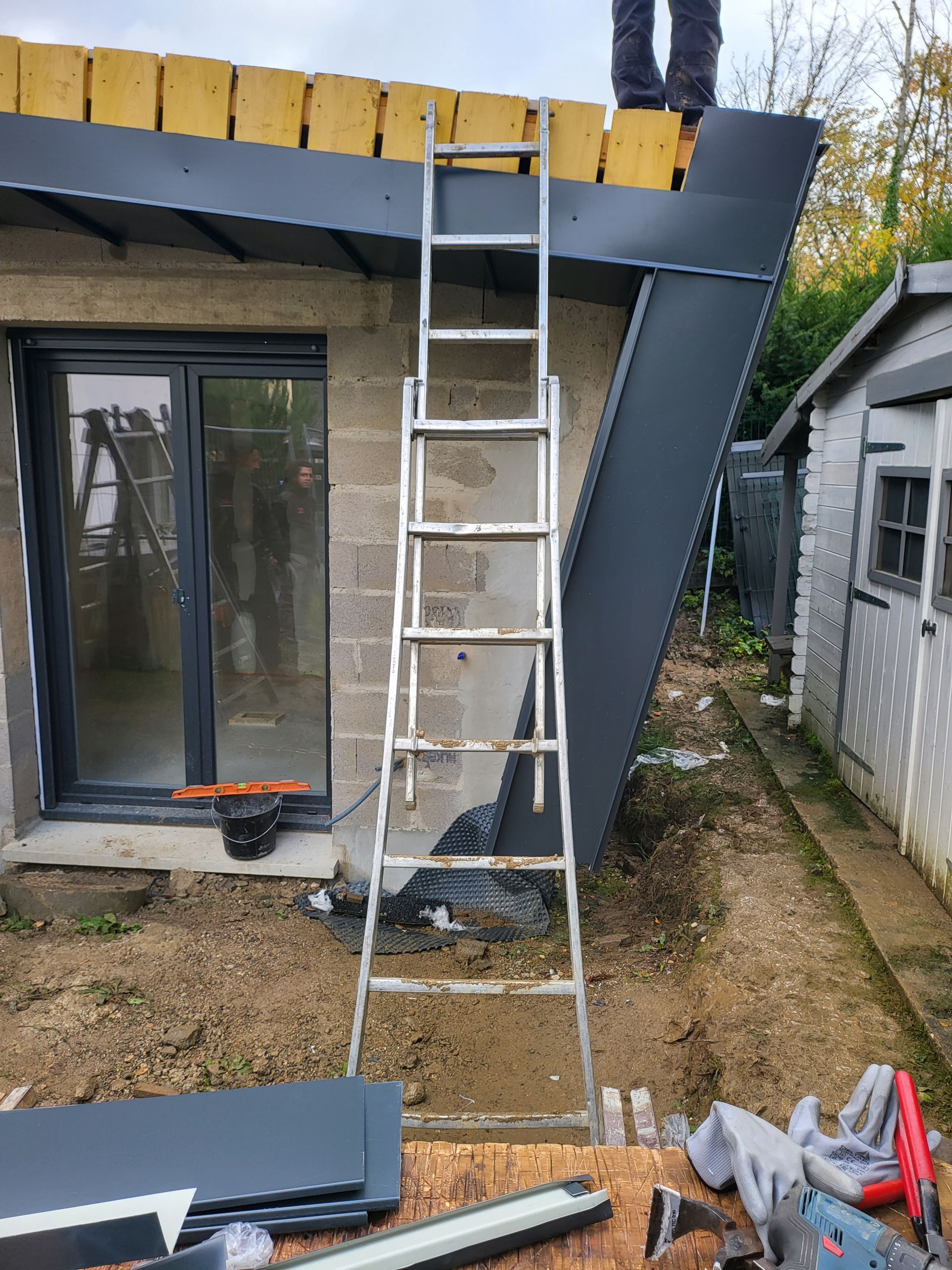 Échelle posée sur une maison en construction