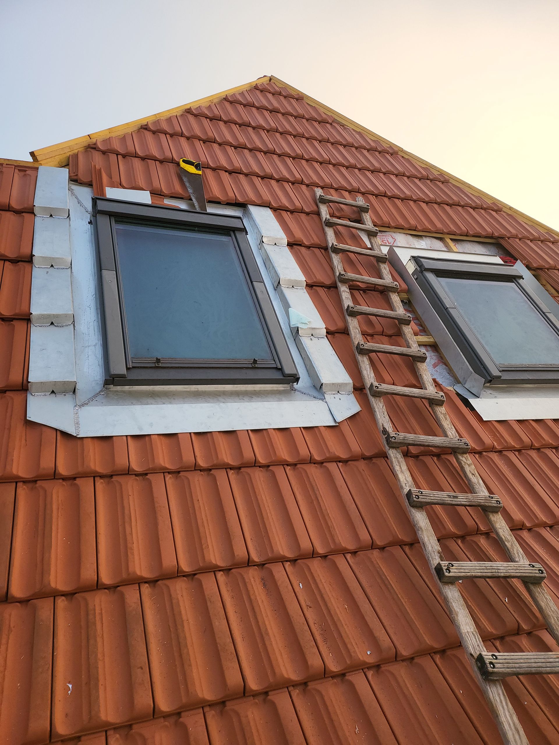 Installation de velux sur toit en tuile