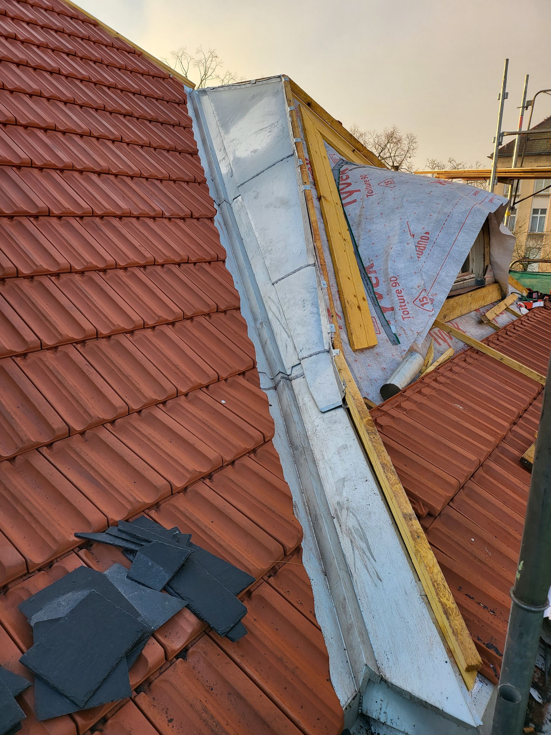 Vue sur une zinguerie de fenêtre de toit