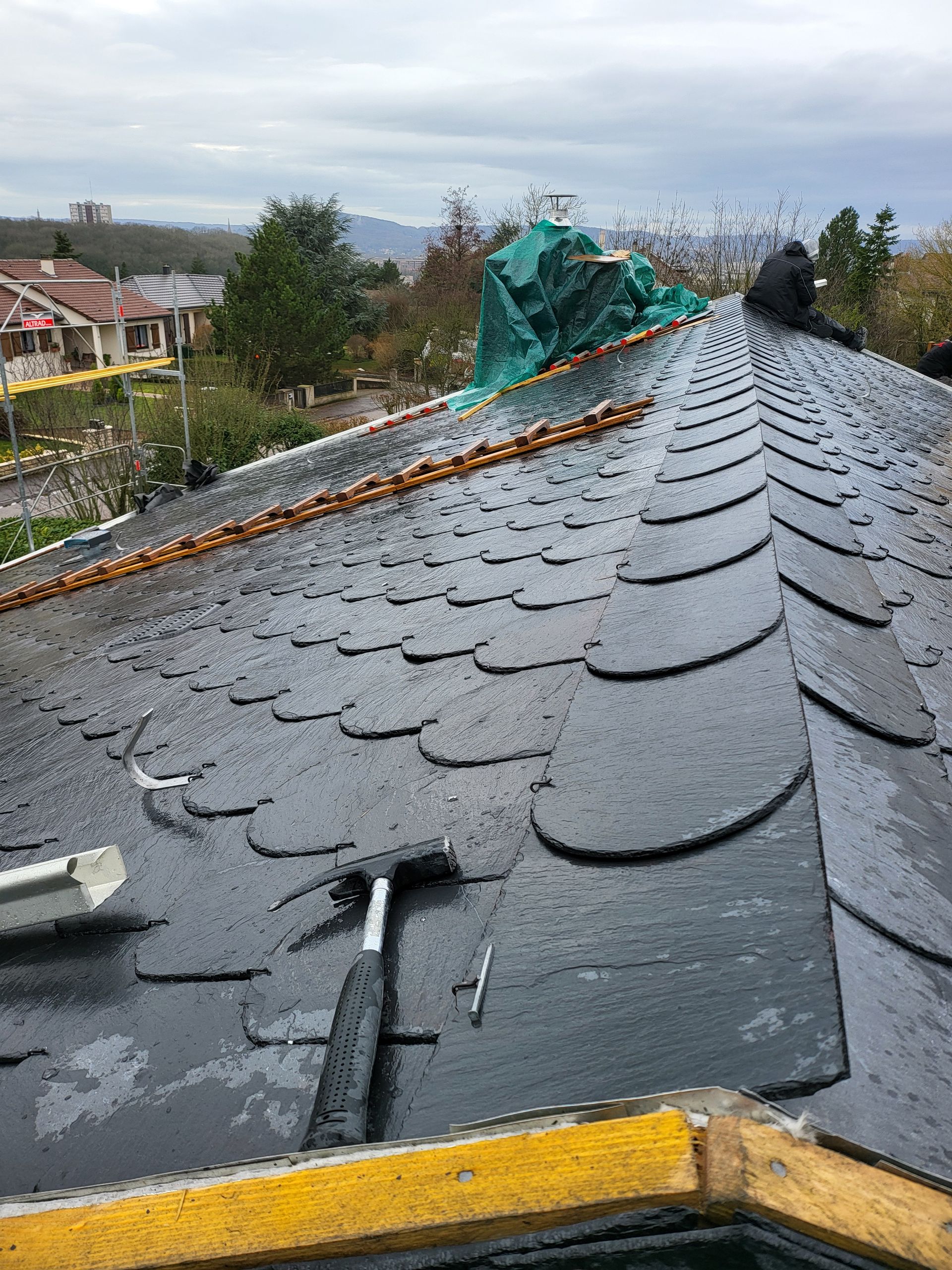Construction d'un toit en ardoise avec un marteau