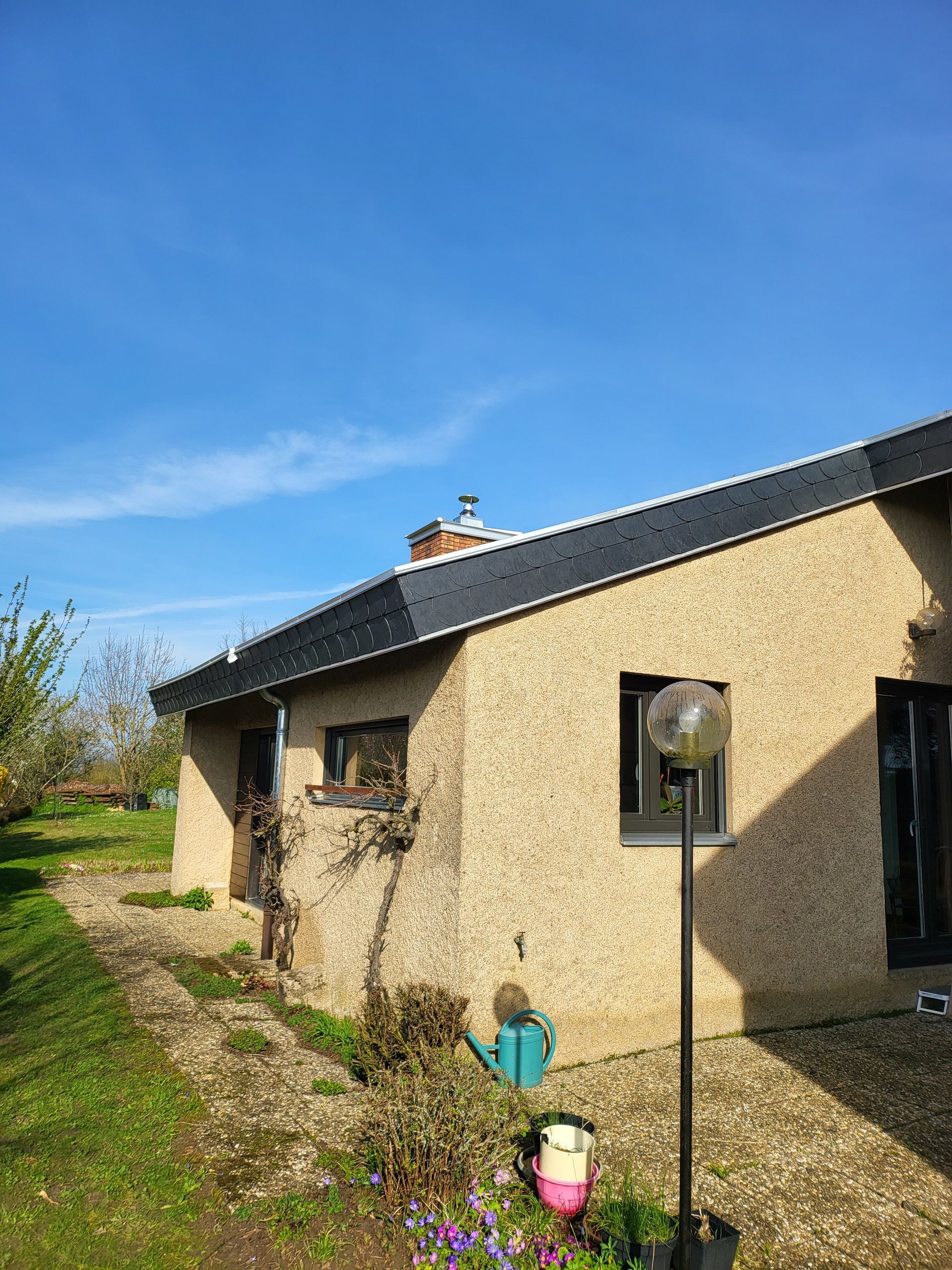 Maison blanche avec un toit en ardoise