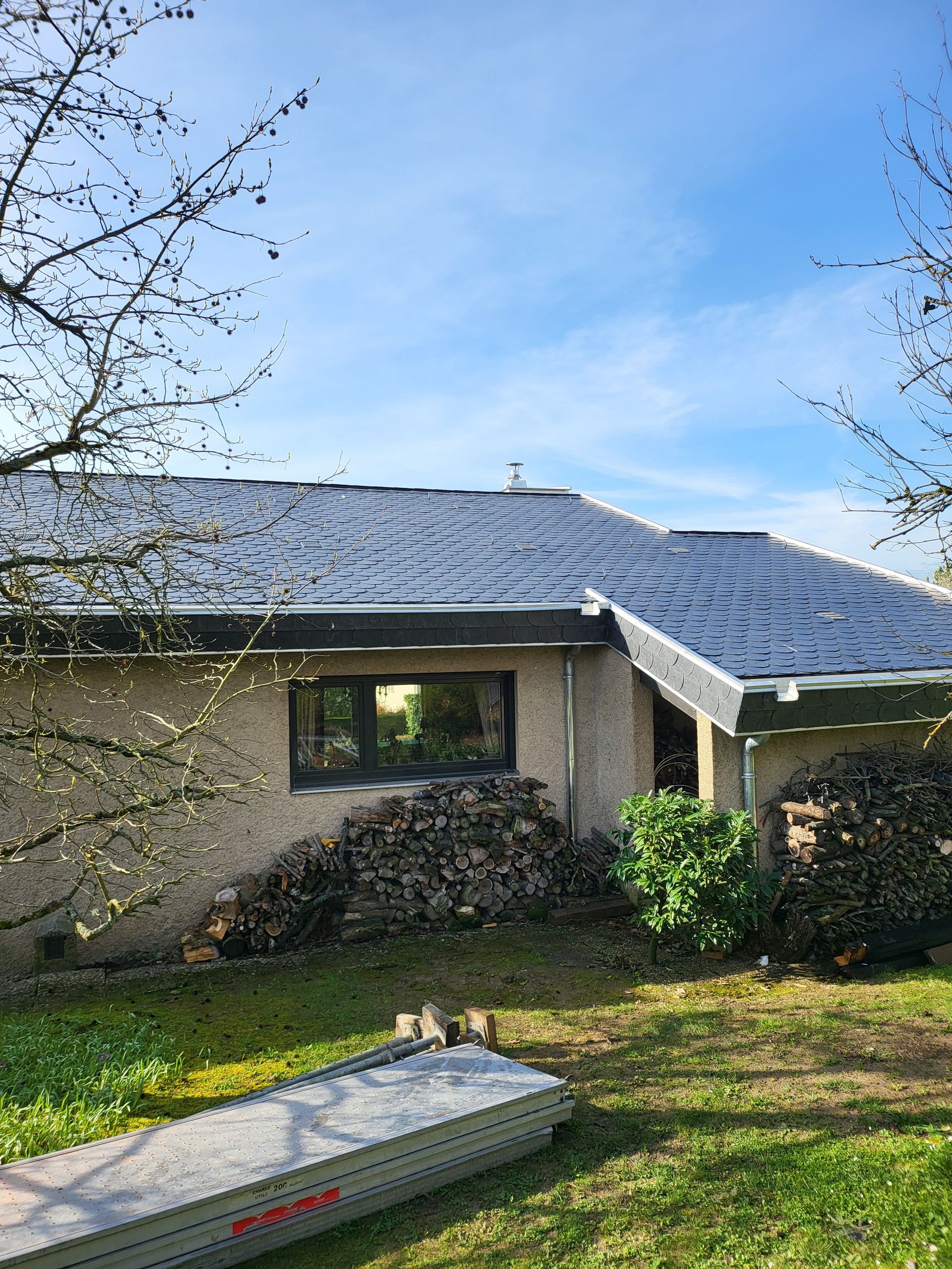 Vue arrière d'une maison avec des gouttières