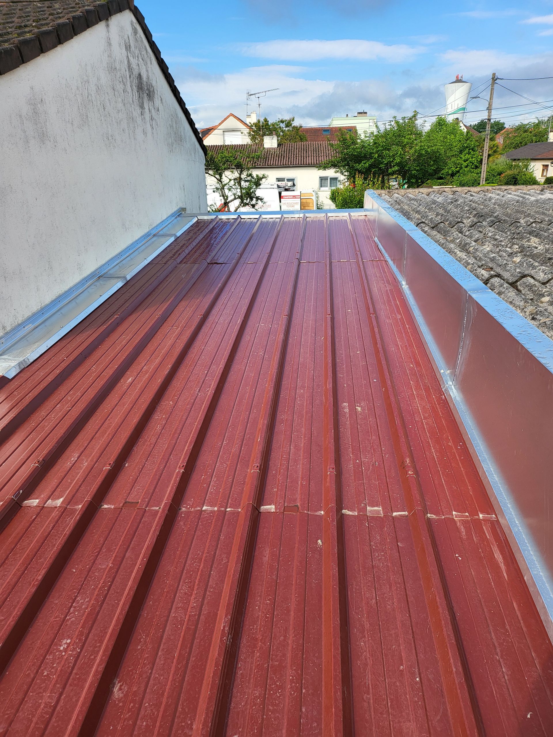 Vue sur un toit en joint debout